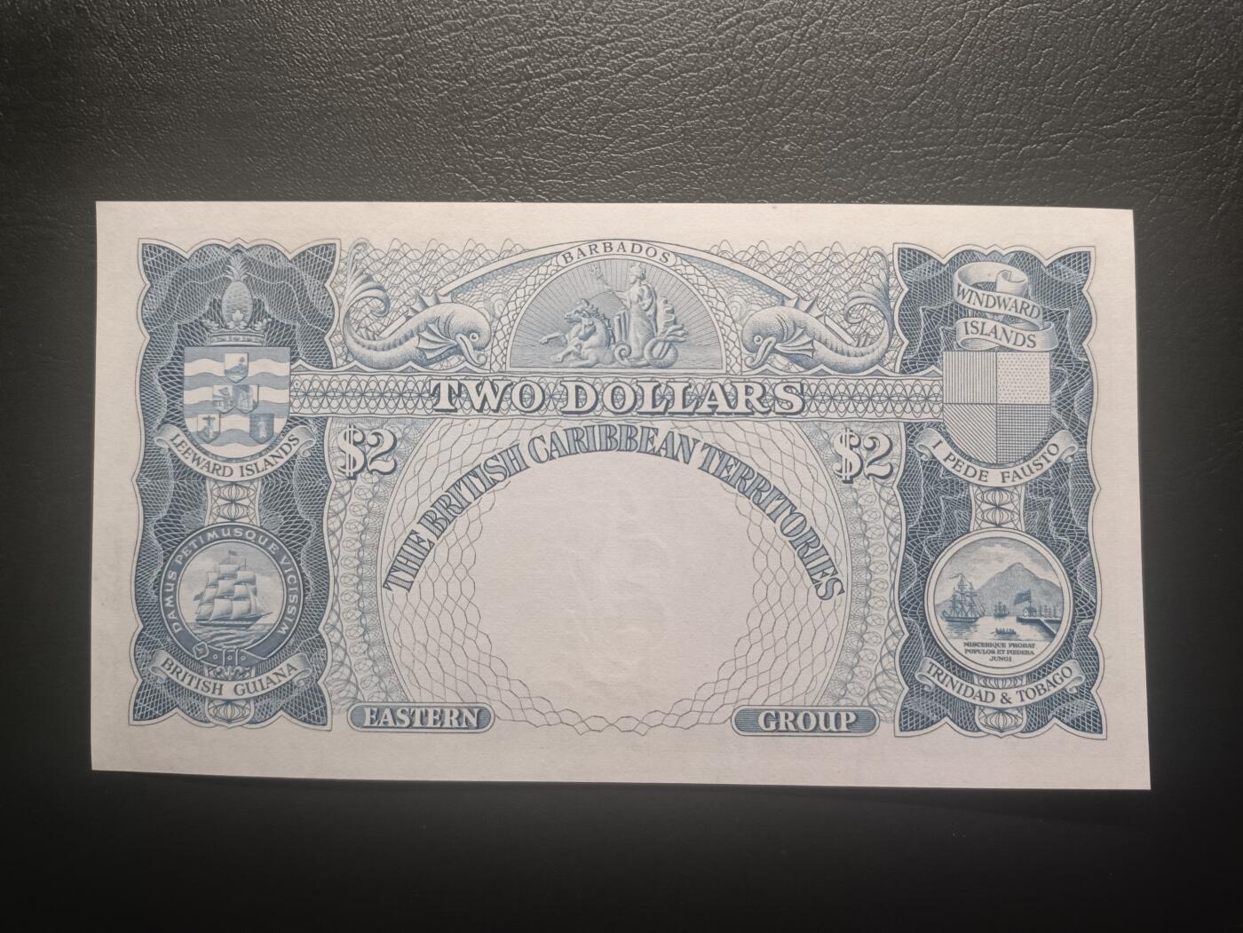 2025十一月第五期，总第203期 英属加勒比领地（现东加勒比共同体）1953年2元流通好品XF，大皇冠女王和各构成殖民地徽章，稀有面值
