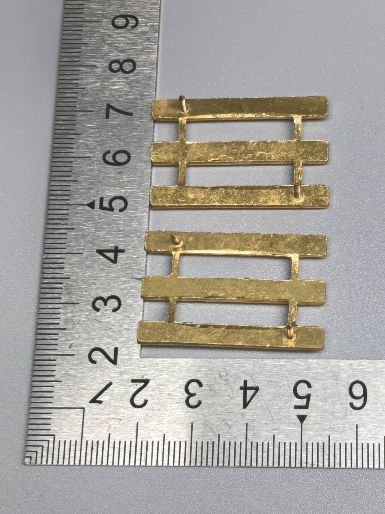 小驴勋章奖章收藏11月22日周六晚六点拍卖（珍爱和平，收藏战争，铭记历史，勿忘国耻，忠党爱国。有偿代拍，送拍规则在简介最后，参拍须阅读规则后再参拍，关系到运费包装发货时效真假辨别等关键信息，拍卖时不再发原图，看大图店主微信码在拍卖店铺介绍里） 民国领章肩章 铝制三杠，上尉