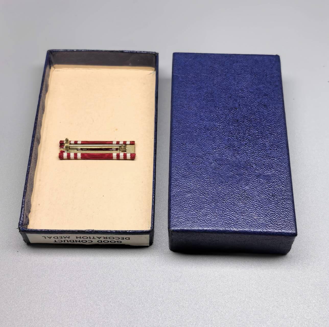 小驴勋章奖章收藏11月22日周六晚六点拍卖（珍爱和平，收藏战争，铭记历史，勿忘国耻，忠党爱国。有偿代拍，送拍规则在简介最后，参拍须阅读规则后再参拍，关系到运费包装发货时效真假辨别等关键信息，拍卖时不再发原图，看大图店主微信码在拍卖店铺介绍里） 美国陆军良好行为奖章带略，纯新库存