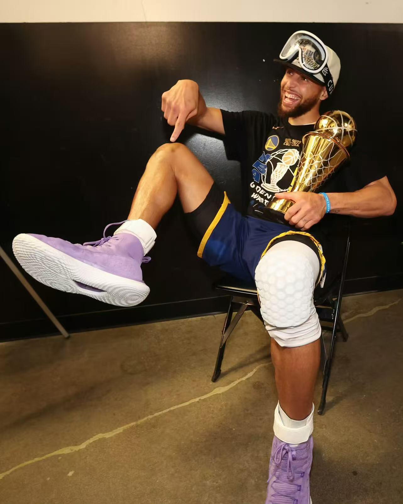 零元拍：最后的UA，永远的CURRY！NBA历史三分王，宇宙勇士话事人斯蒂芬-库里亲笔签名UA出品CURRY品牌亚洲行重庆限定“勒是雾都”收藏篮球！