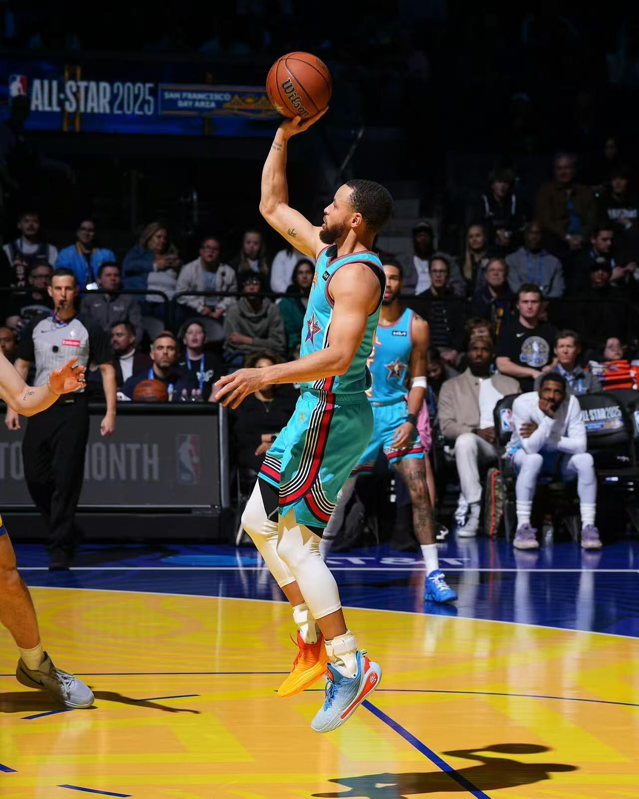 零元拍：最后的UA，永远的CURRY！NBA历史三分王，宇宙勇士话事人斯蒂芬-库里亲笔签名UA出品CURRY品牌亚洲行重庆限定“勒是雾都”收藏篮球！