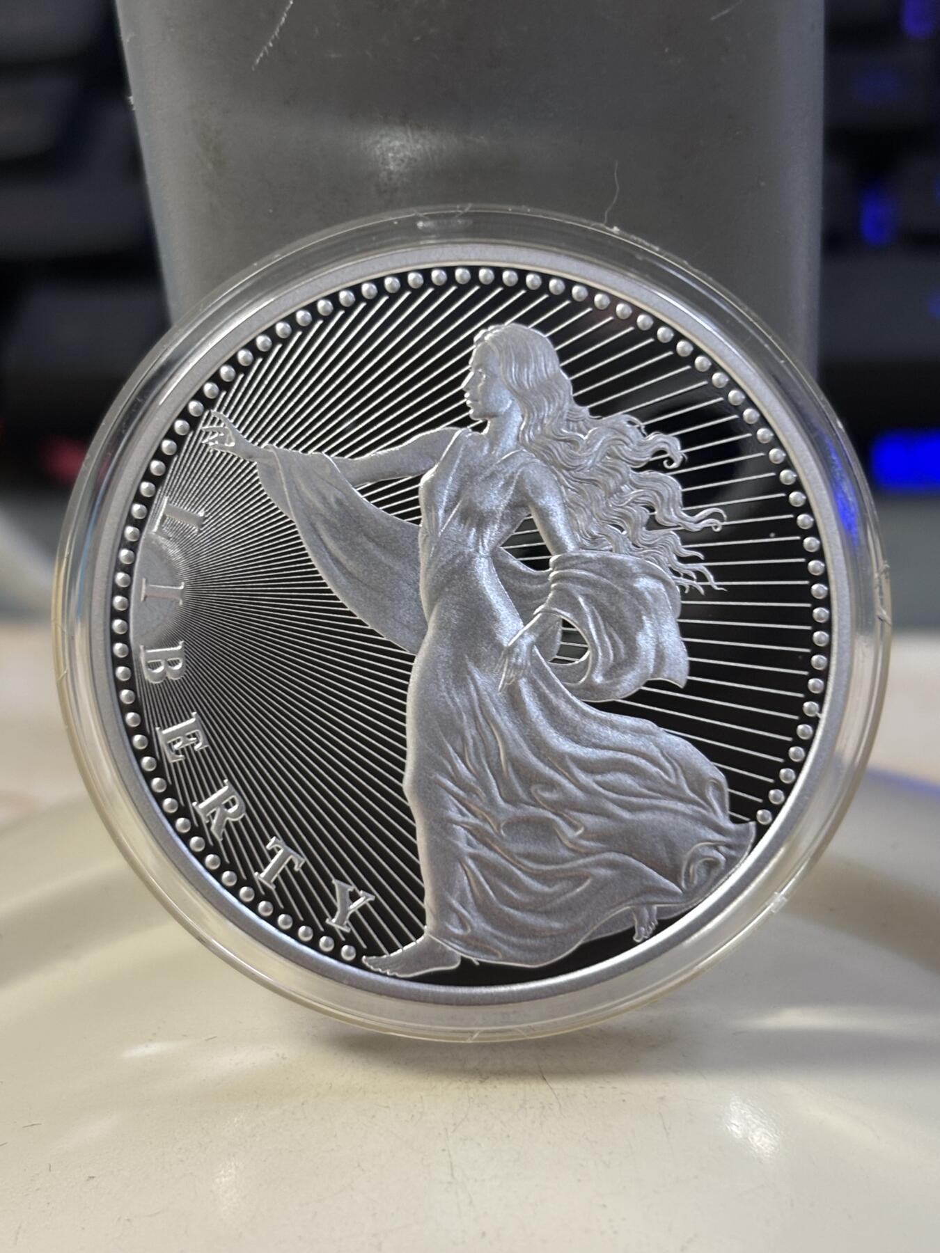 第182期拍卖 美国2022年加密货币女神神兽1盎司精制纪念银币，999银，发行1000枚， 有小白点