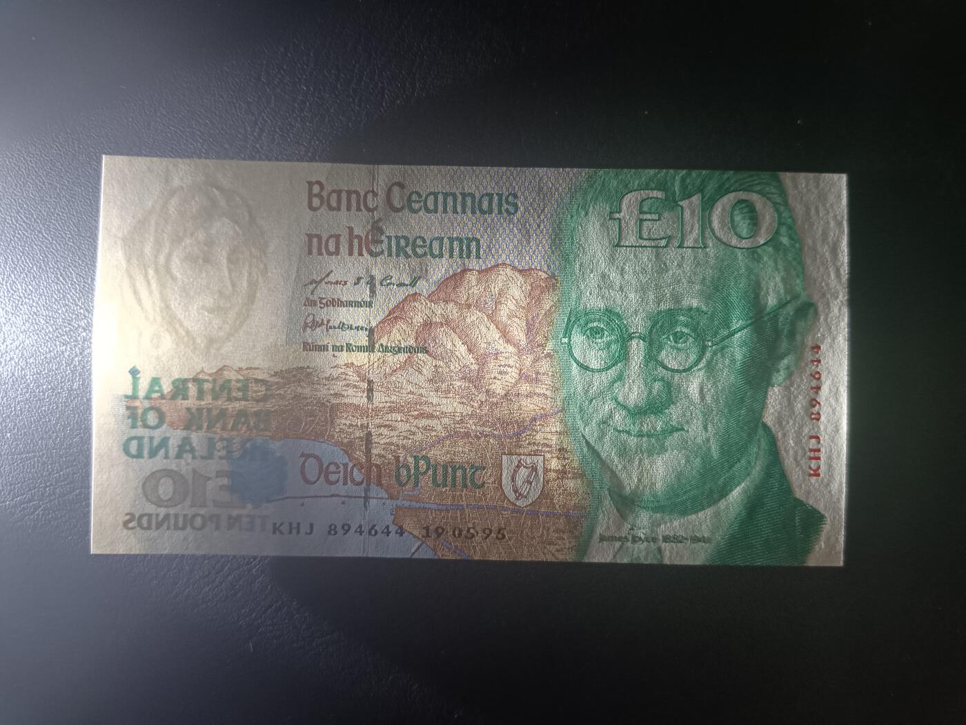 2025十一月第五期，总第203期 【地】爱尔兰1995年10镑UNC微潮，作家乔伊斯和凯尔特石雕