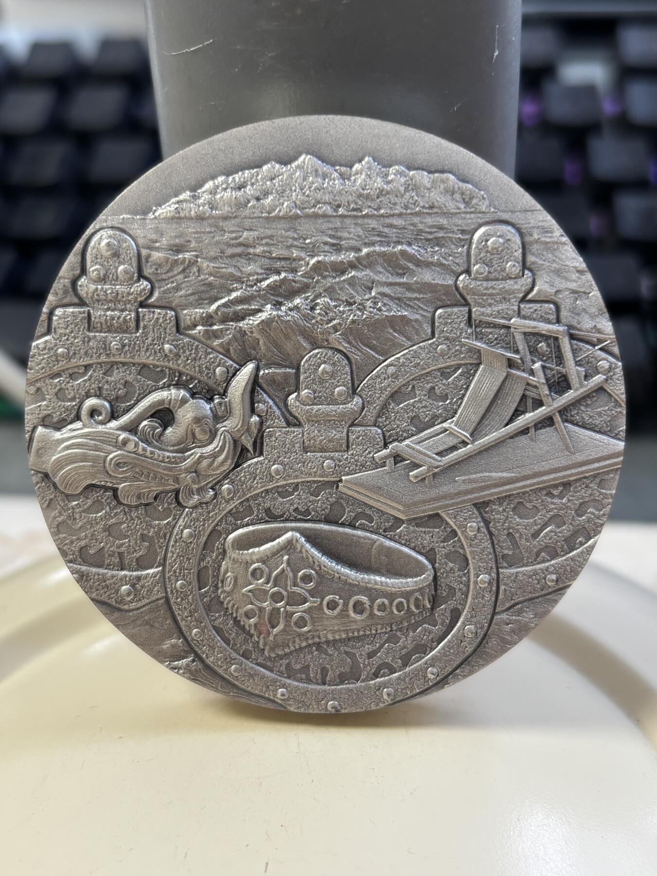 第182期拍卖 日本造币局国宝章牌系列冲之岛祭祀163克纯银章，999银，163克，直径60毫米