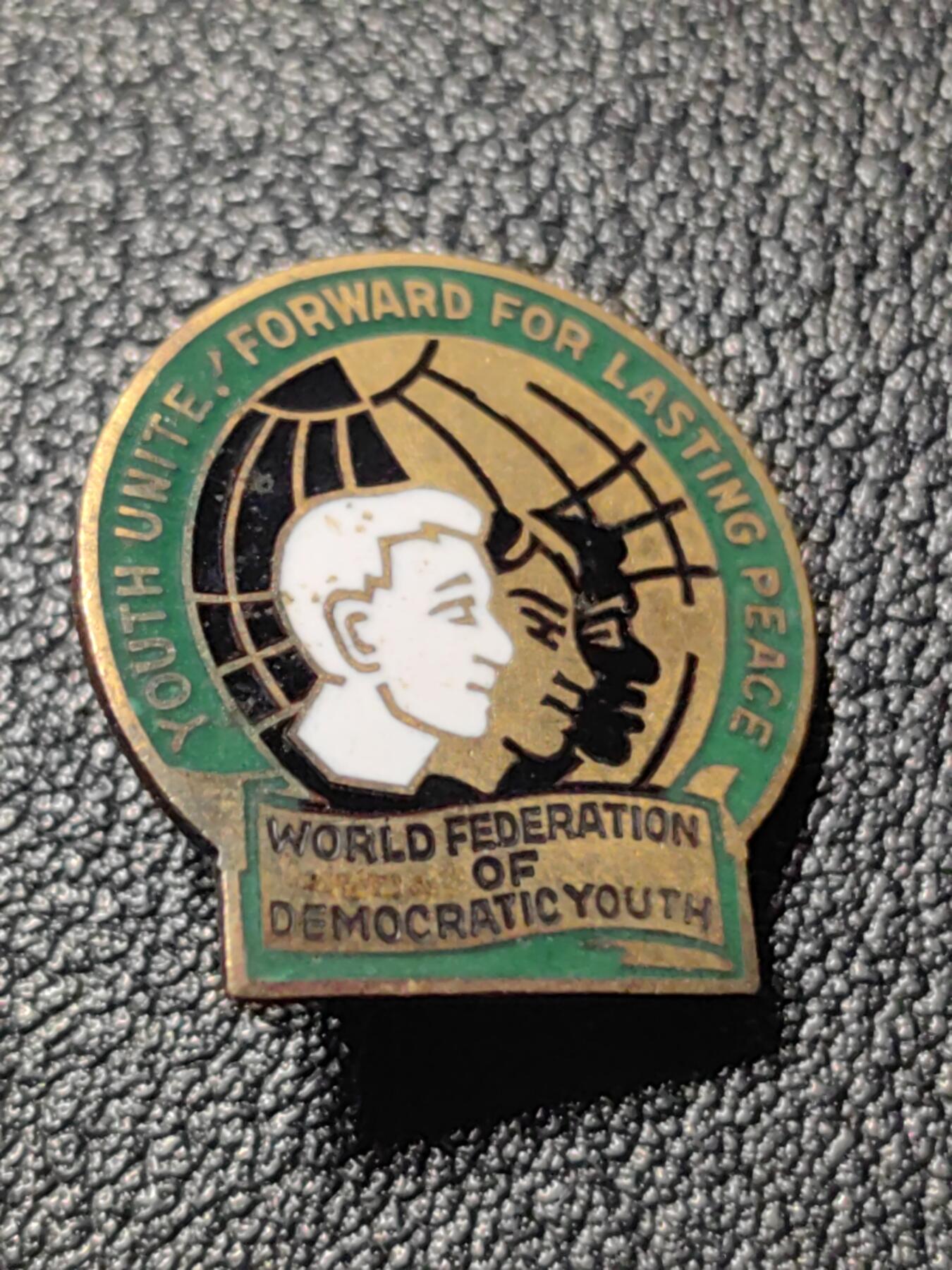 靖甫拍卖第十一场 世界青年民主联盟证章 铜珐琅 苏联扶持设立在布达佩斯的国际组织