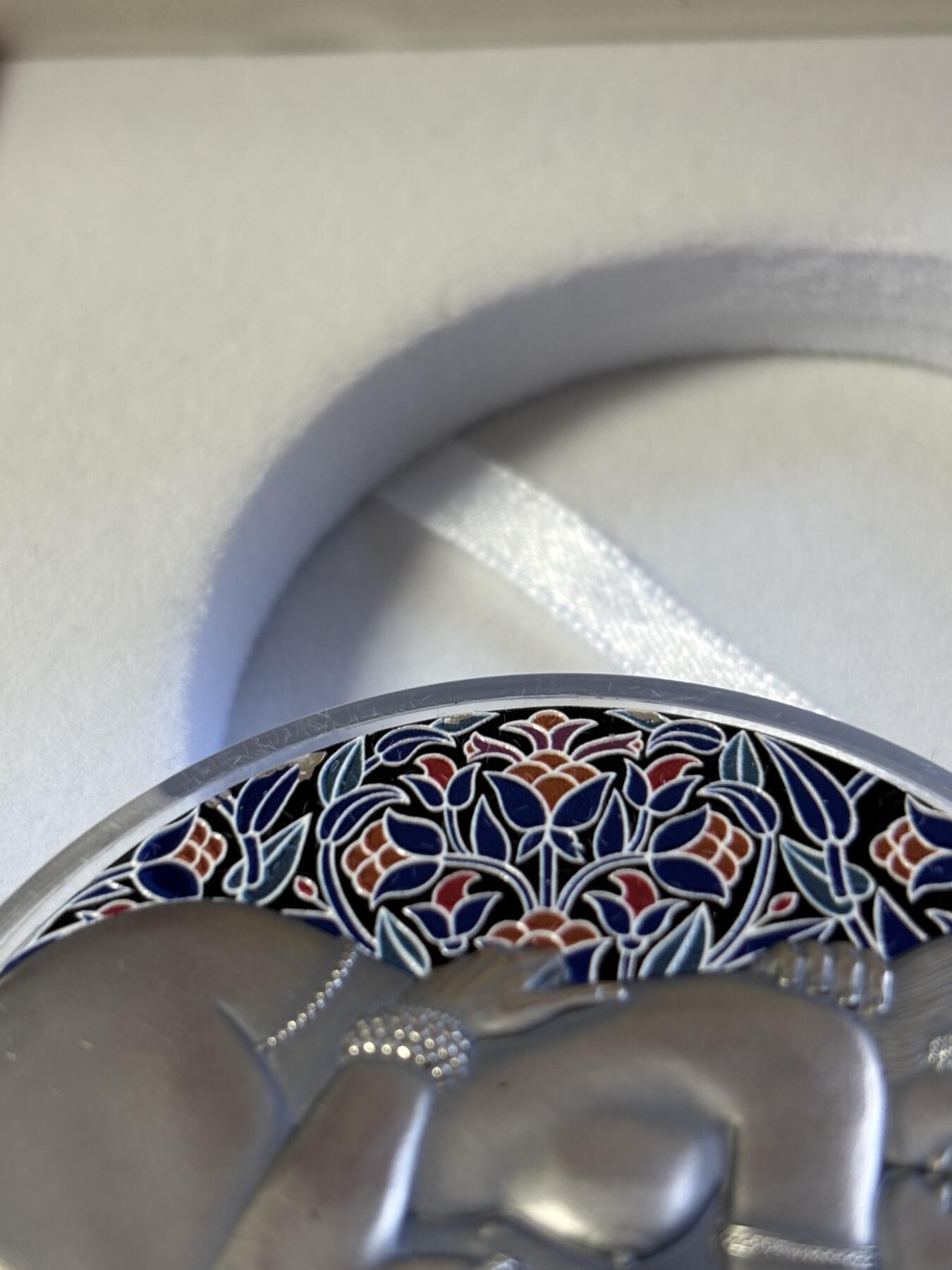 第182期拍卖 喀麦隆2021年爱情系列爱经3盎司高浮雕仿古彩银币，999银，发行500枚，有掉漆