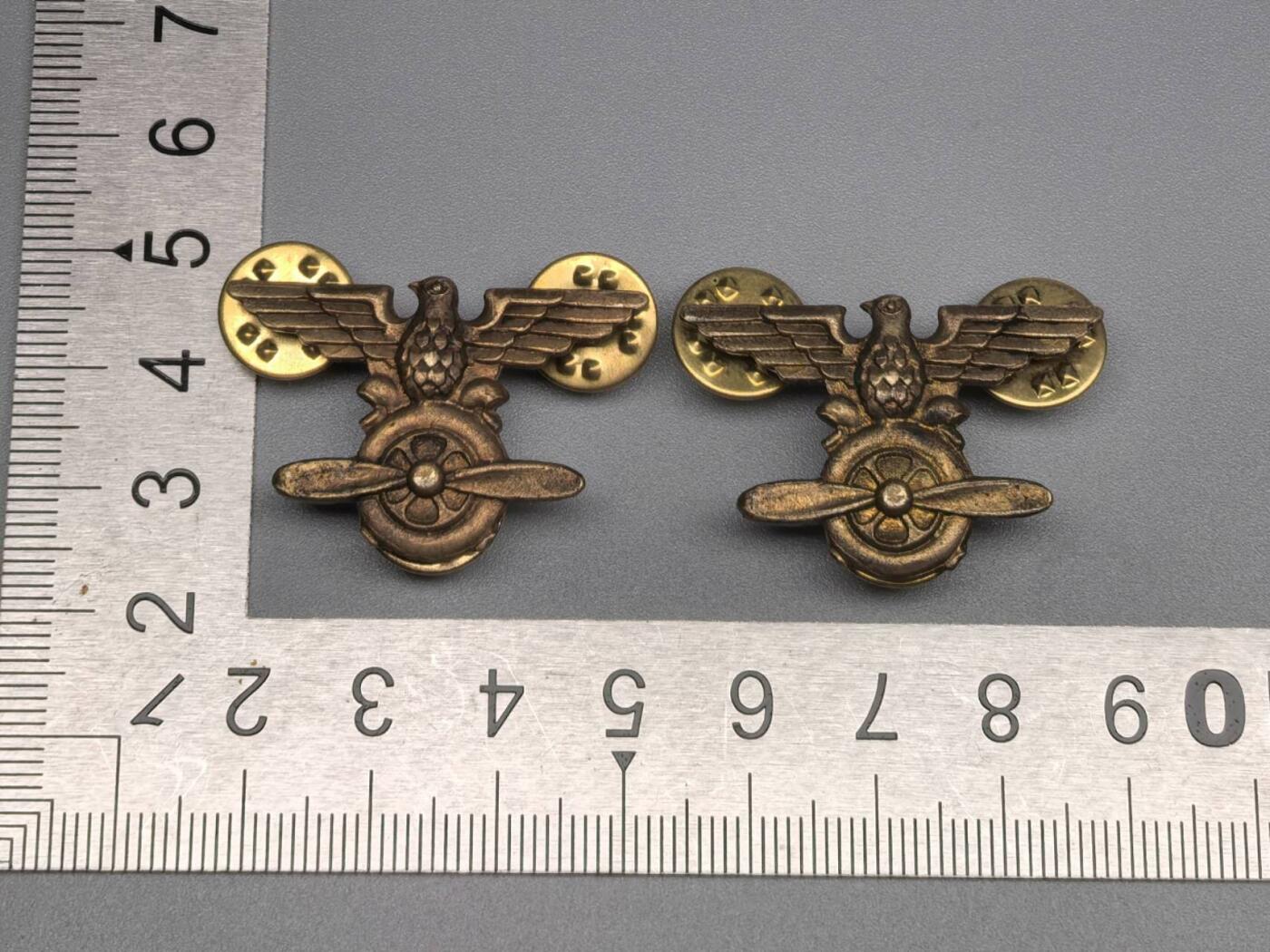 小驴勋章奖章收藏11月22日周六晚六点拍卖（珍爱和平，收藏战争，铭记历史，勿忘国耻，忠党爱国。有偿代拍，送拍规则在简介最后，参拍须阅读规则后再参拍，关系到运费包装发货时效真假辨别等关键信息，拍卖时不再发原图，看大图店主微信码在拍卖店铺介绍里） 民国飞行员领章一对，蝴蝶扣后配