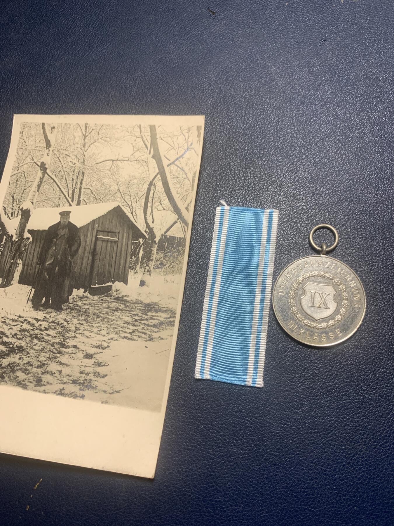 11月23日一战德章小拍场 一战帝德巴伐利亚9年服役奖章，带一张老相片，一起收藏更有纪念意义！