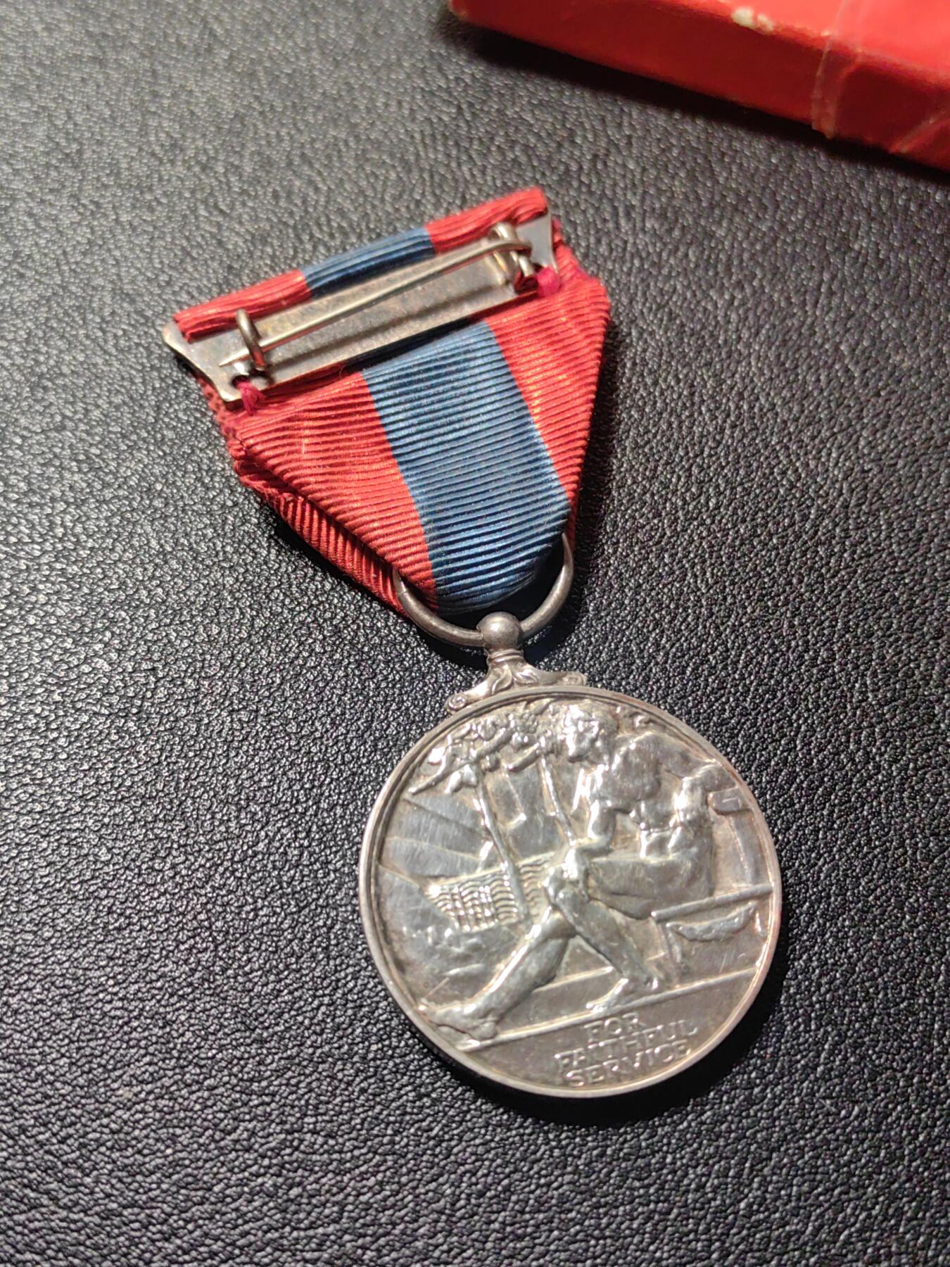 靖甫拍卖第十一场 英国帝国服务奖章带原盒 原盒拉胯