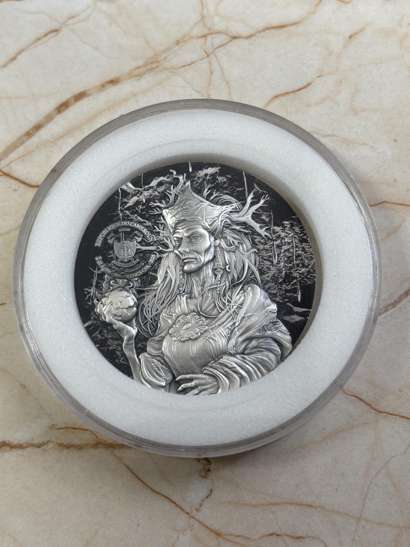 第182期拍卖 喀麦隆2025年魔法世界(3)幻术大师 摩根勒费女巫2盎司银币，999纯银，发行量199