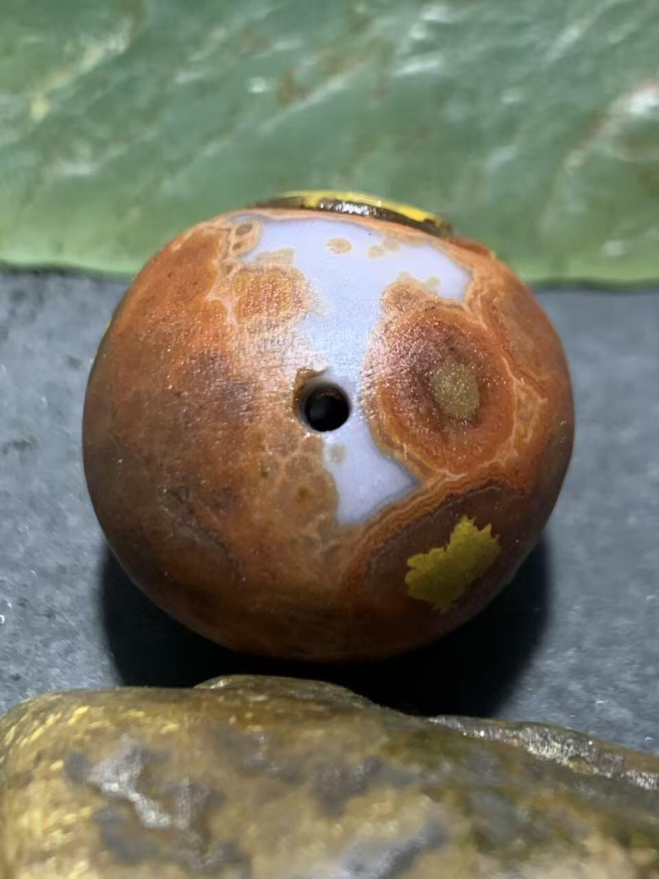 精美亚光高玉化战国红玛瑙雕刻天眼图案随形圆珠一个！