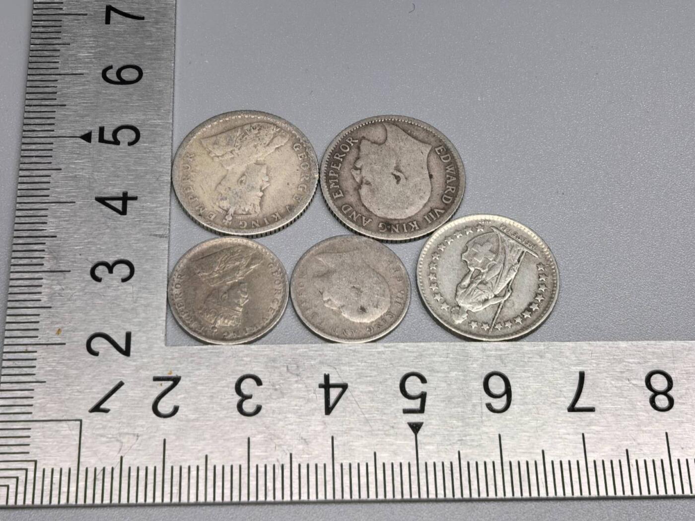 小驴勋章奖章收藏11月22日周六晚六点拍卖（珍爱和平，收藏战争，铭记历史，勿忘国耻，忠党爱国。有偿代拍，送拍规则在简介最后，参拍须阅读规则后再参拍，关系到运费包装发货时效真假辨别等关键信息，拍卖时不再发原图，看大图店主微信码在拍卖店铺介绍里） 英占印度安娜、卢比、瑞士法郎银币一组，10.8克