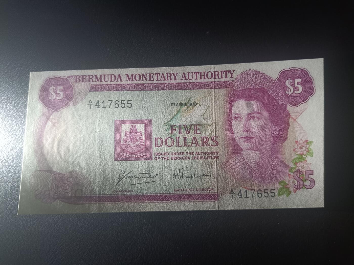 2025十一月第五期，总第203期 百慕大1978年5元AUNC首冠A/1，后期“百慕大金管局”抬头版本，珍珠冠女王和杜克港造船厂的灯塔