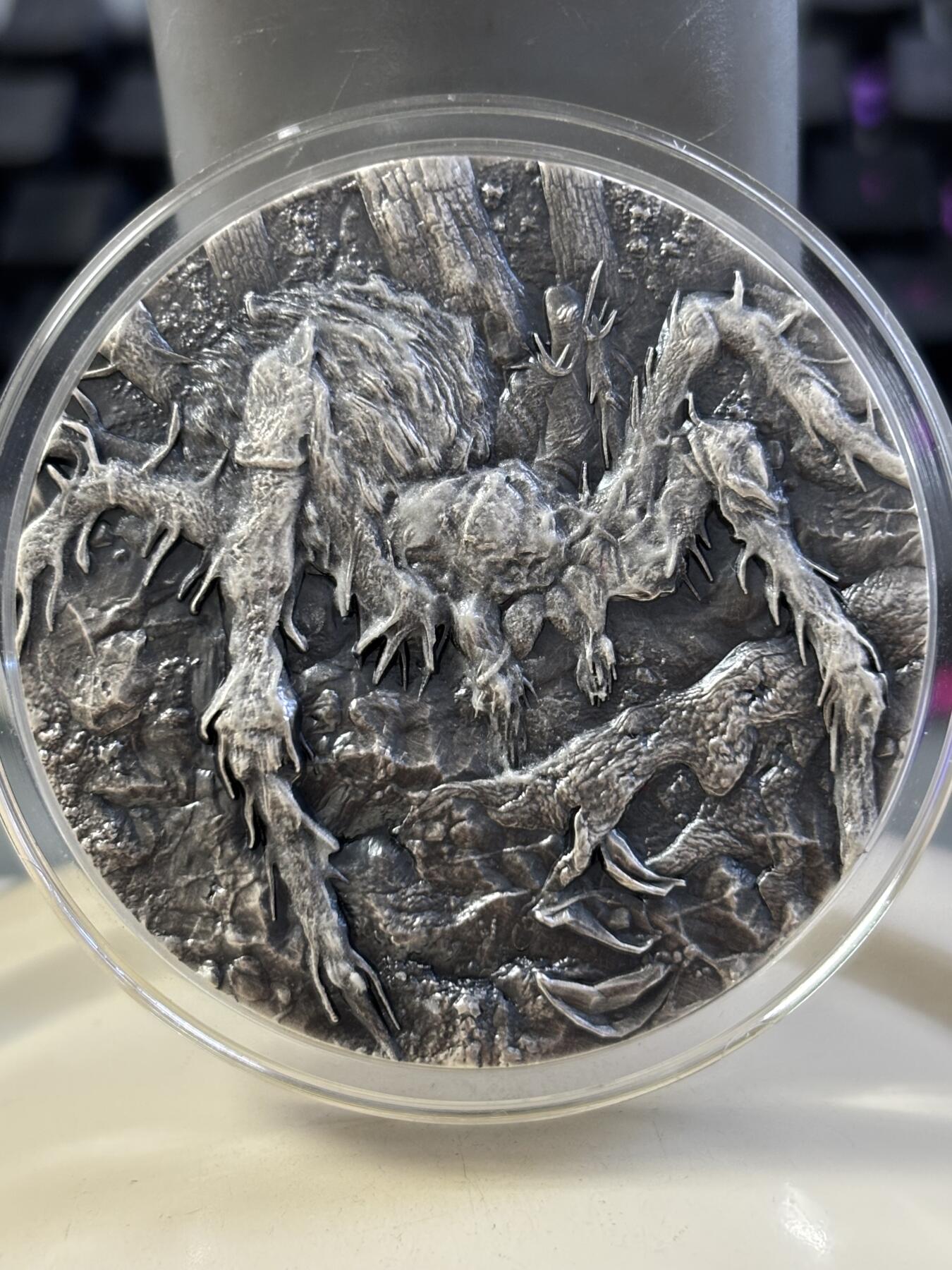 第182期拍卖 喀麦隆2025年火焰狼蛛高浮雕仿古2盎司银币无盒证书，999纯银，发行量199