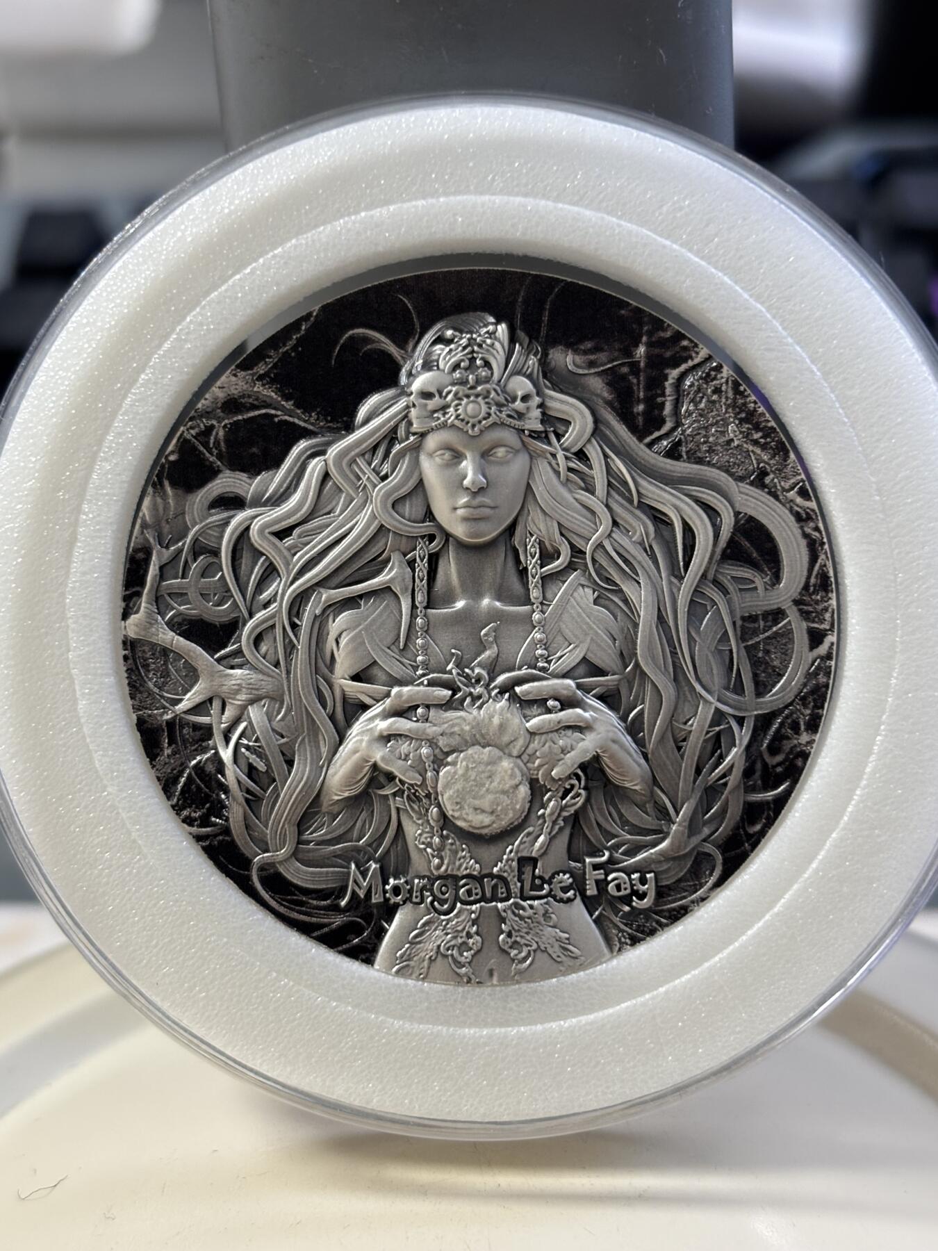 第182期拍卖 喀麦隆2025年魔法世界(3)幻术大师 摩根勒费女巫2盎司银币，999纯银，发行量199