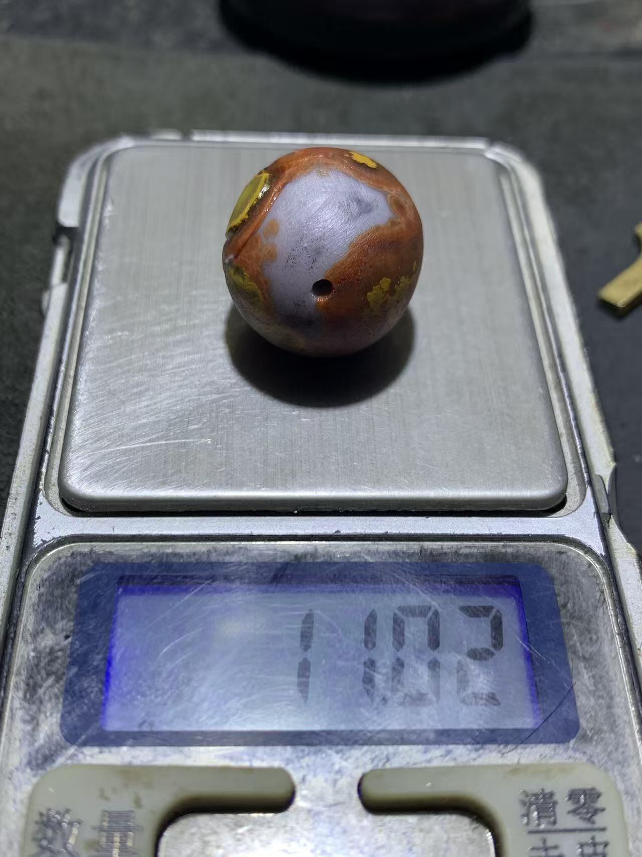 精美亚光高玉化战国红玛瑙雕刻天眼图案随形圆珠一个！