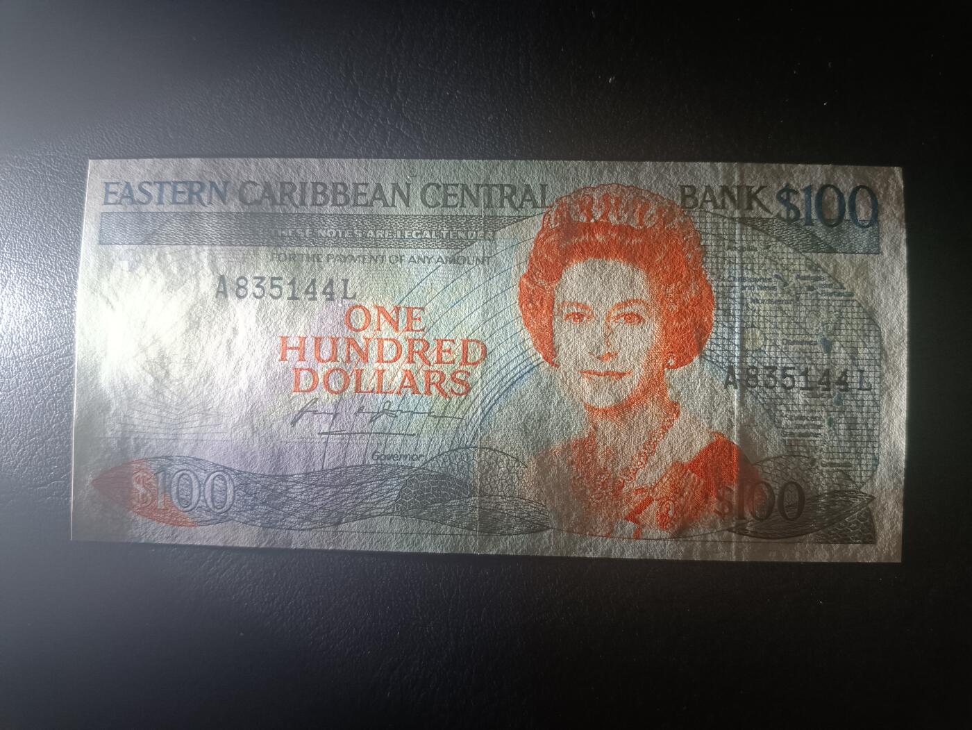 2025十一月第五期，总第203期 东加勒比共同体1985版100元AUNC圣卢西亚印刷，中年女王和海滩椰林，少见最高面值