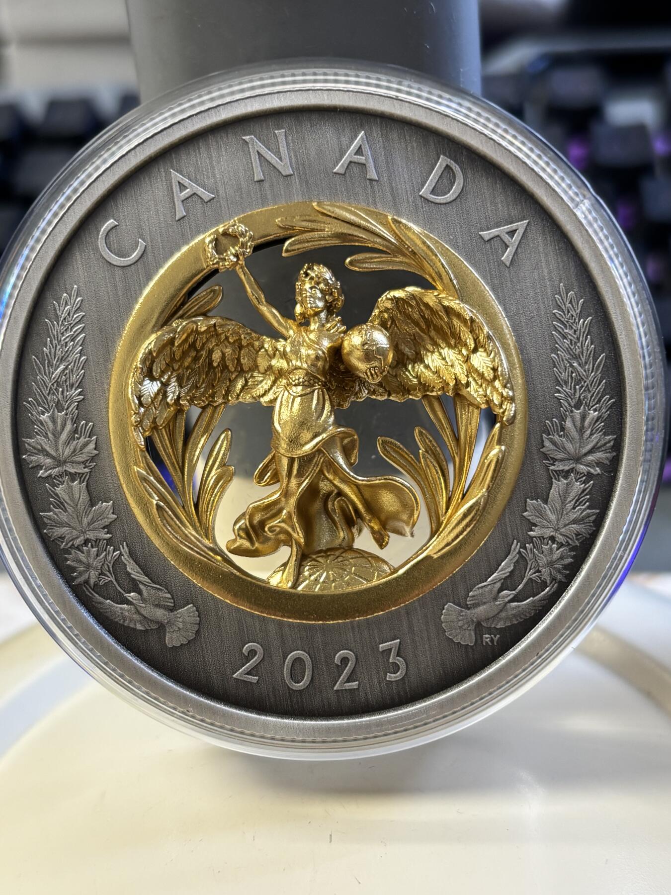 第182期拍卖 获奖加拿大2023年镂空镶嵌胜利与和平女神镀金纪念银币，9999银镀金，2盎司，发行1250枚。获克劳斯2024年度最富激情币大奖