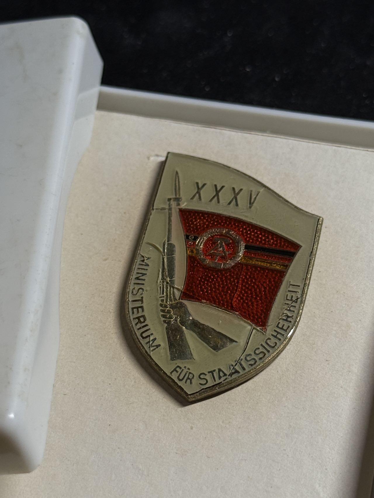 戎马世界章牌大赏第108期 东德证章，滴胶有损