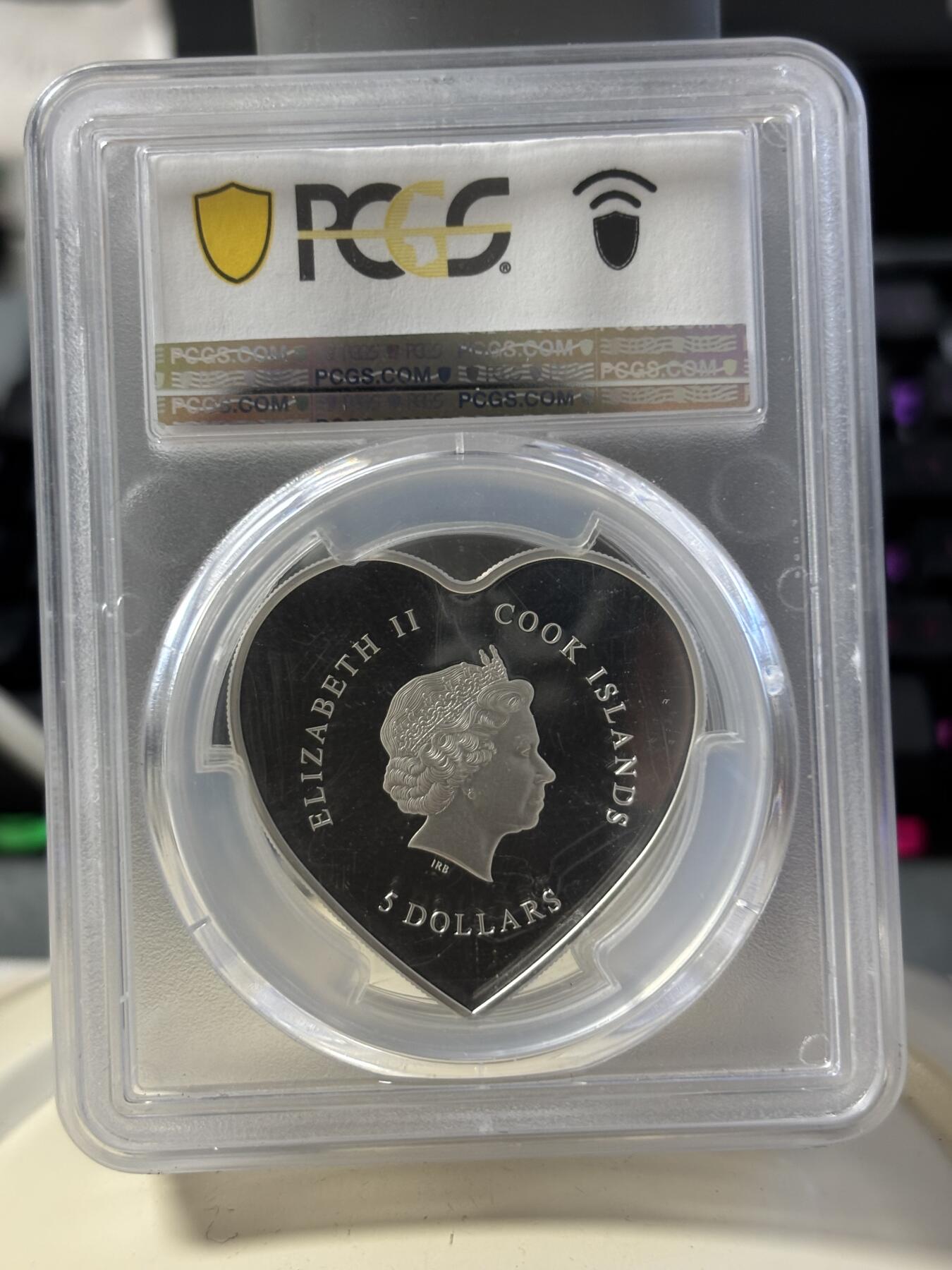 第182期拍卖 库克2023年情人节镶嵌蝴蝶心形彩银币PCGS-PR70无盒无证书，999银，20克，发行2023枚，评级盒有瑕疵