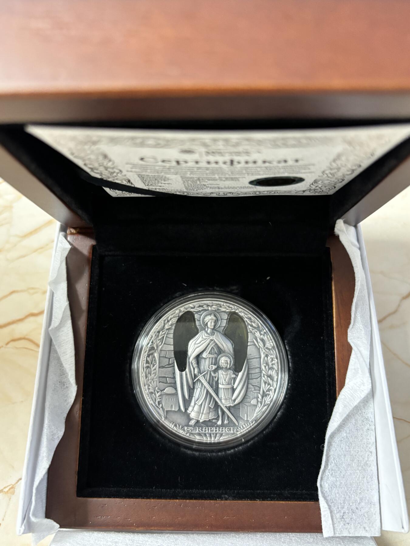 第182期拍卖 喀麦隆2022年天使3大天使拉斐尔嵌彩玻璃2盎司银币，999银，发行500枚，