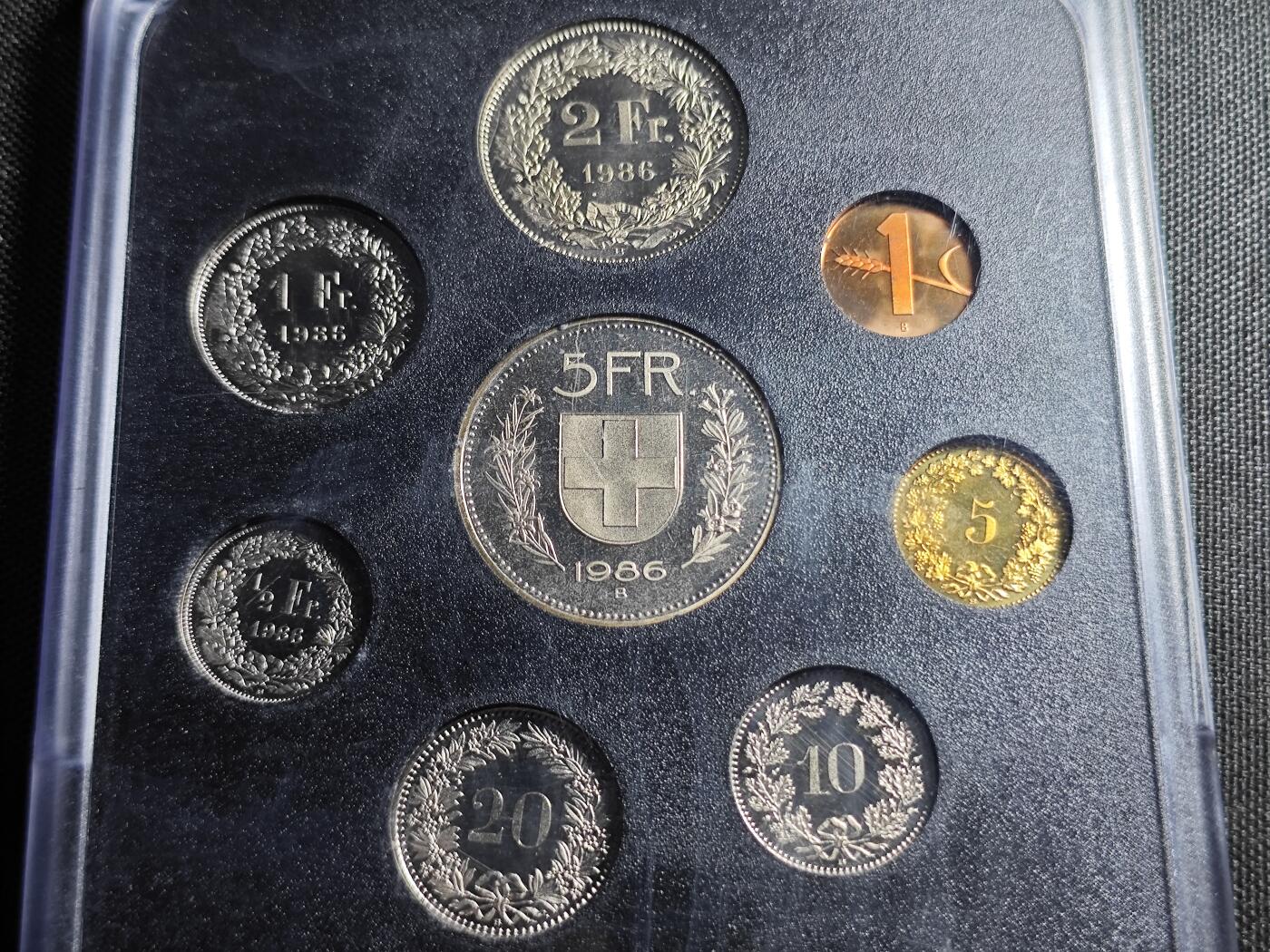 KK钱币收藏小铺 （套币 好品/批量散币 银币）专场  2月预留时间 周末发货  1986瑞士大小面值清年一套 精制卡套