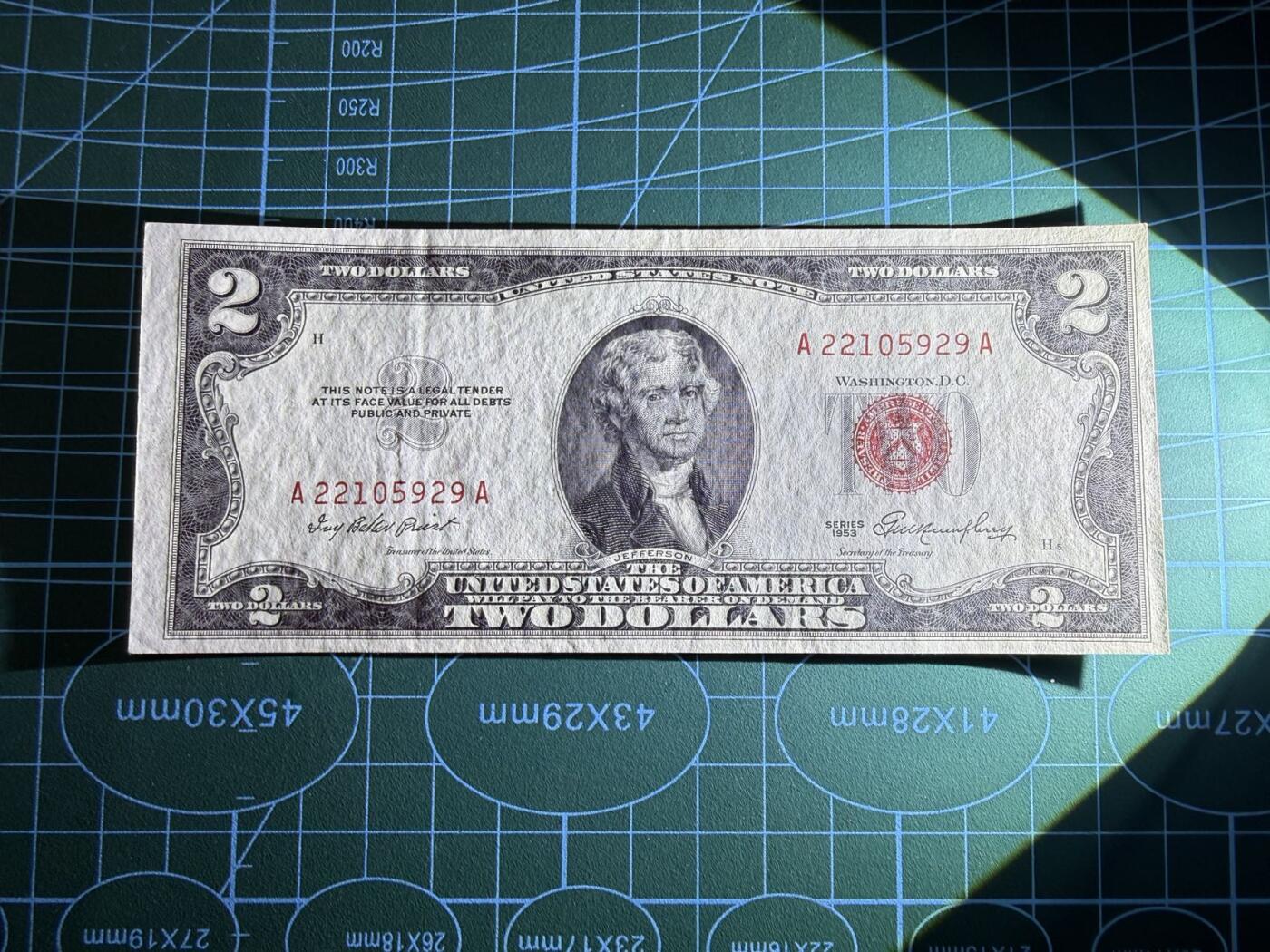 【炜奕收藏】，第五十一期 1953年美国2美元红色库印，品相如图，AA冠号码无47