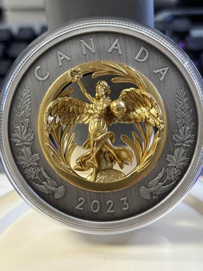 第182期拍卖 - 获奖加拿大2023年镂空镶嵌胜利与和平女神镀金纪念银币，9999银镀金，2盎司，发行1250枚。获克劳斯2024年度最富激情币大奖