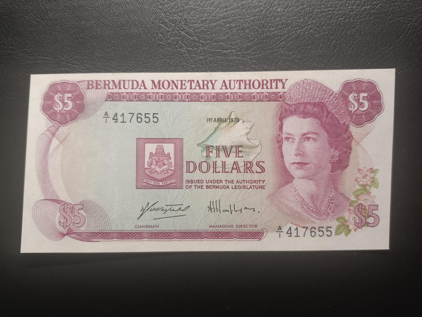 2025十一月第五期，总第203期 百慕大1978年5元AUNC首冠A/1，后期“百慕大金管局”抬头版本，珍珠冠女王和杜克港造船厂的灯塔