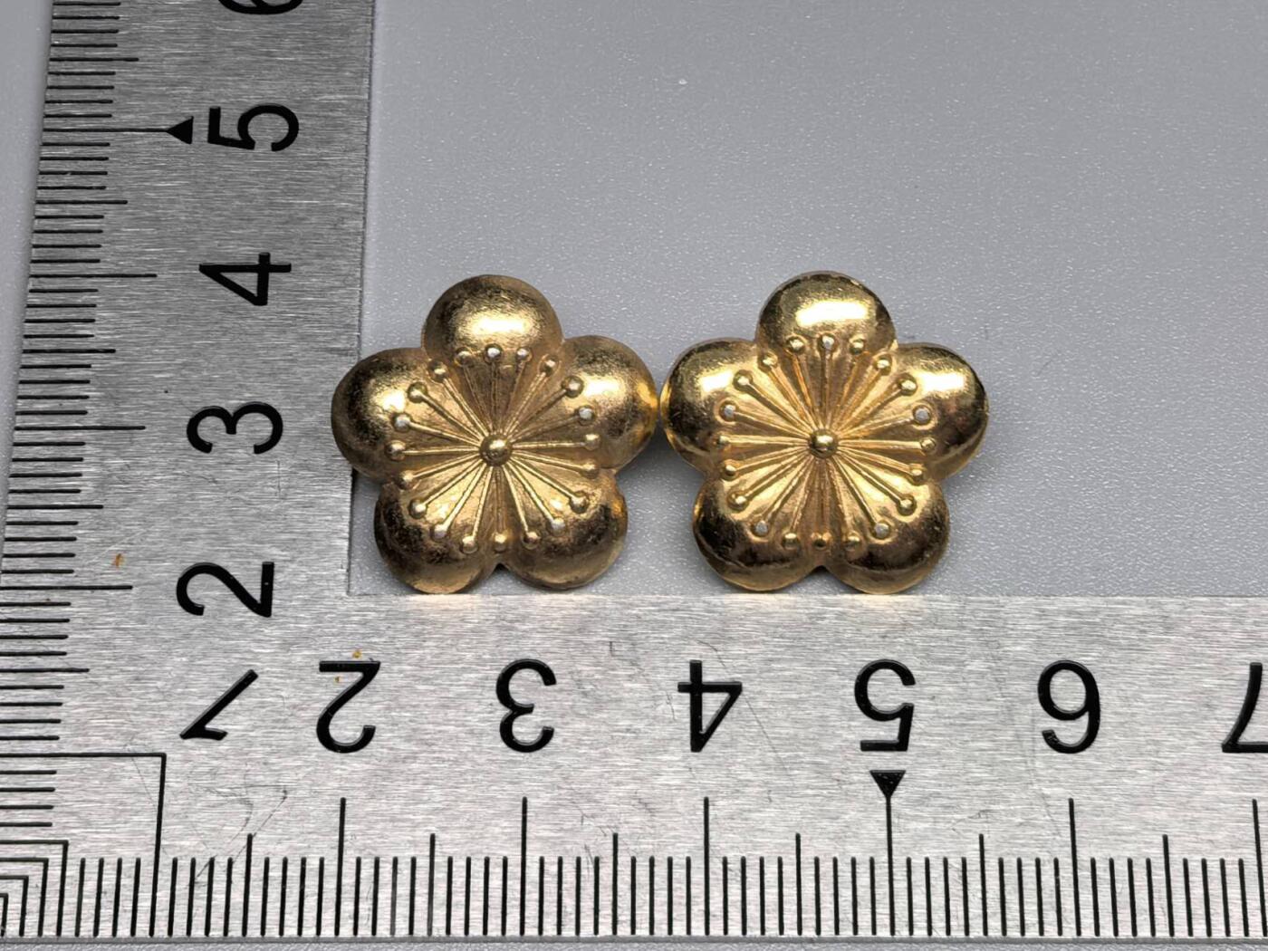 小驴勋章奖章收藏11月22日周六晚六点拍卖（珍爱和平，收藏战争，铭记历史，勿忘国耻，忠党爱国。有偿代拍，送拍规则在简介最后，参拍须阅读规则后再参拍，关系到运费包装发货时效真假辨别等关键信息，拍卖时不再发原图，看大图店主微信码在拍卖店铺介绍里） 民国领章肩章 铝制梅花 少校