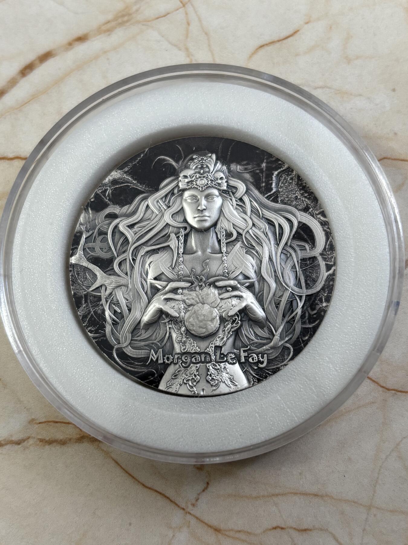 第182期拍卖 喀麦隆2025年魔法世界(3)幻术大师 摩根勒费女巫2盎司银币，999纯银，发行量199