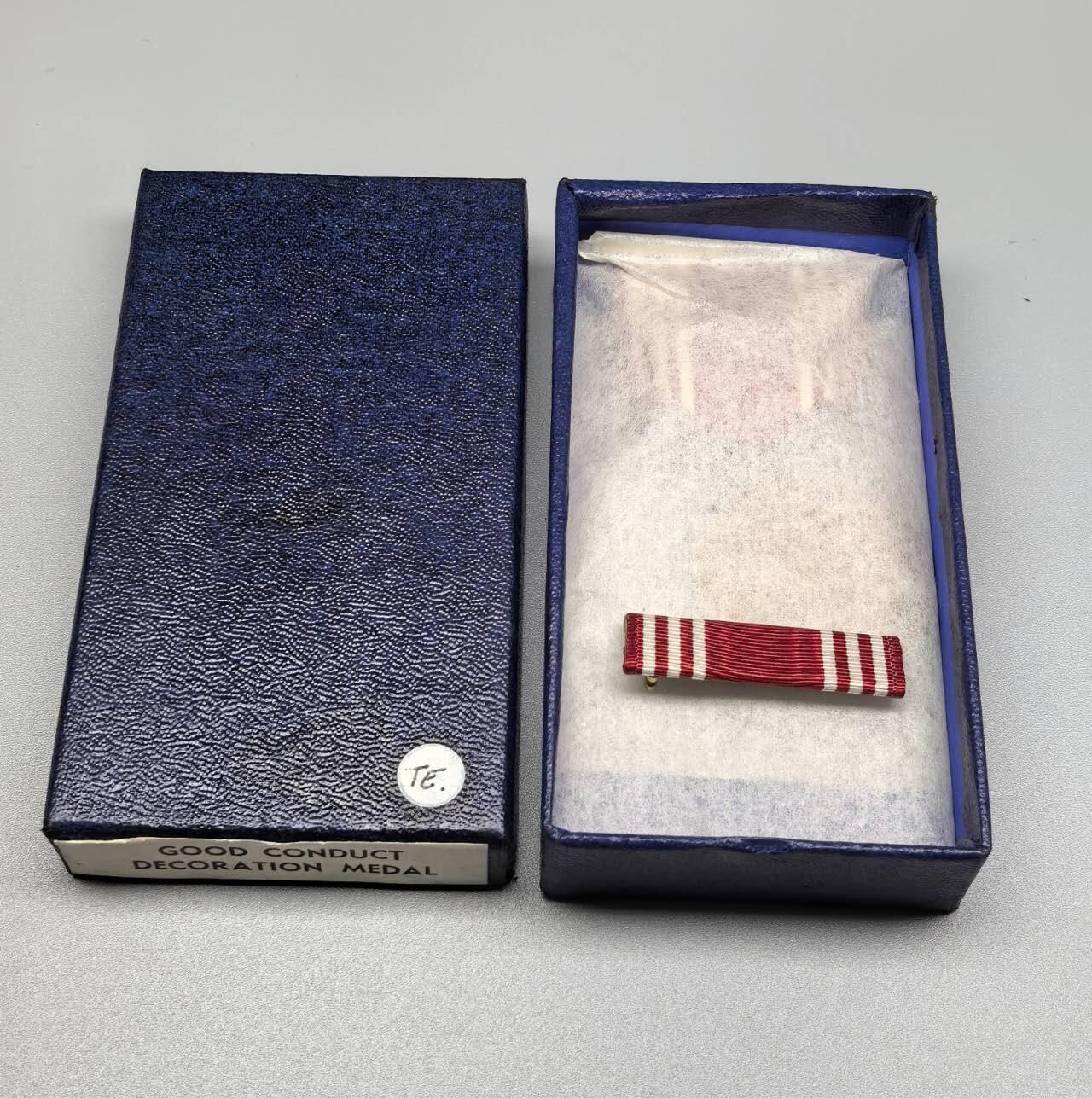 小驴勋章奖章收藏11月22日周六晚六点拍卖（珍爱和平，收藏战争，铭记历史，勿忘国耻，忠党爱国。有偿代拍，送拍规则在简介最后，参拍须阅读规则后再参拍，关系到运费包装发货时效真假辨别等关键信息，拍卖时不再发原图，看大图店主微信码在拍卖店铺介绍里） 美国陆军良好行为奖章带略，纯新库存