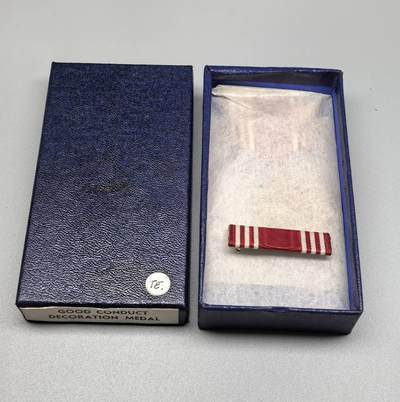 小驴勋章奖章收藏11月22日周六晚六点拍卖（珍爱和平，收藏战争，铭记历史，勿忘国耻，忠党爱国。有偿代拍，送拍规则在简介最后，参拍须阅读规则后再参拍，关系到运费包装发货时效真假辨别等关键信息，拍卖时不再发原图，看大图店主微信码在拍卖店铺介绍里） - 美国陆军良好行为奖章带略，纯新库存