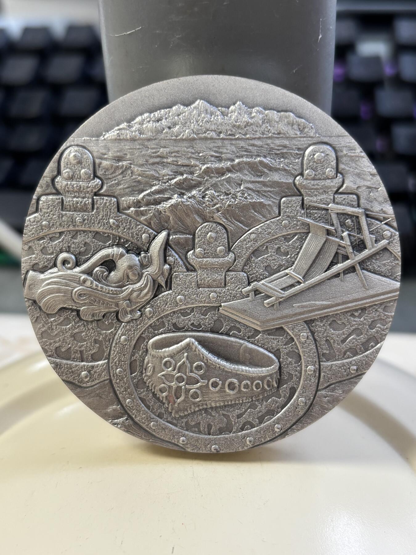 第182期拍卖 日本造币局国宝章牌系列冲之岛祭祀163克纯银章，999银，163克，直径60毫米