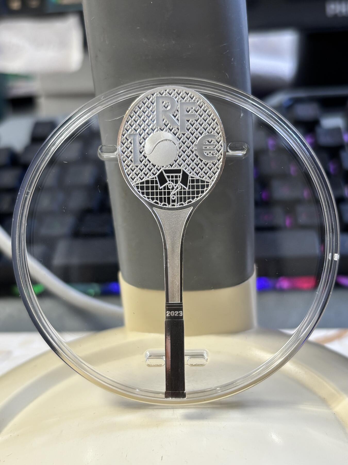 第182期拍卖 法国2023年瑰宝系列鳄鱼网球拍异形纪念银币，999银，发行6000枚，14.6克