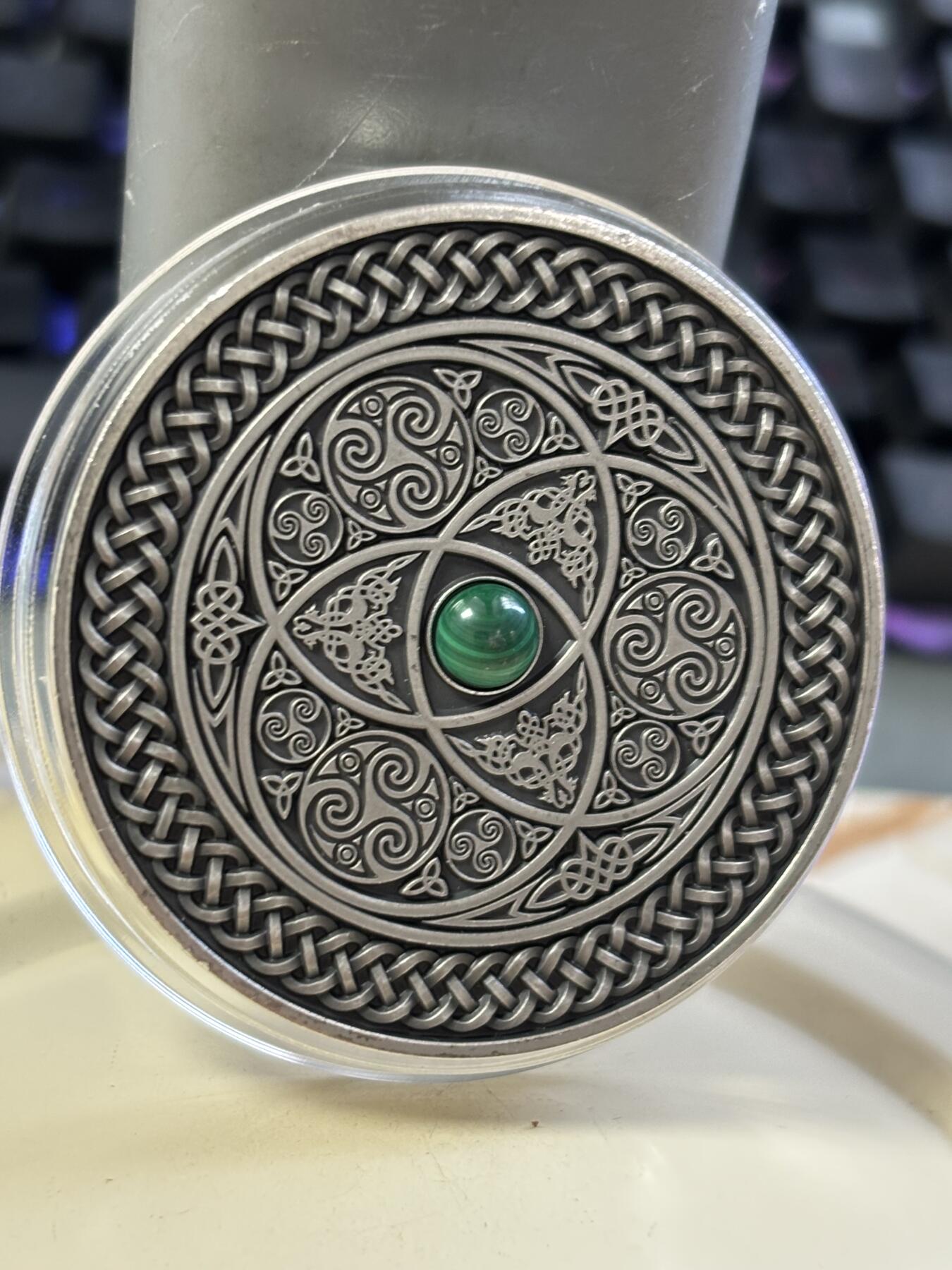 第182期拍卖 斐济2016年曼荼罗凯尔特艺术镶绿宝石3盎司银币无盒证书，999纯银，发行量500，边齿有磕碰