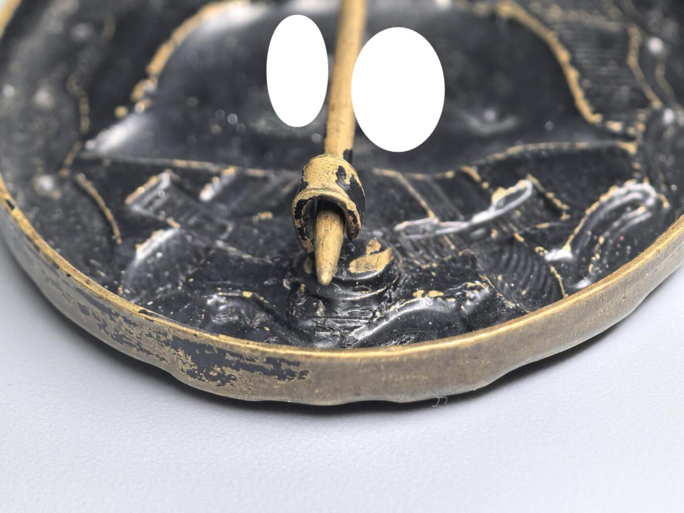 小驴勋章奖章收藏11月22日周六晚六点拍卖（珍爱和平，收藏战争，铭记历史，勿忘国耻，忠党爱国。有偿代拍，送拍规则在简介最后，参拍须阅读规则后再参拍，关系到运费包装发货时效真假辨别等关键信息，拍卖时不再发原图，看大图店主微信码在拍卖店铺介绍里） 得3黑色战伤奖章，铜质黑漆，别扣组合下面同时有圆形垫片这种我确实没见过，推测为老修