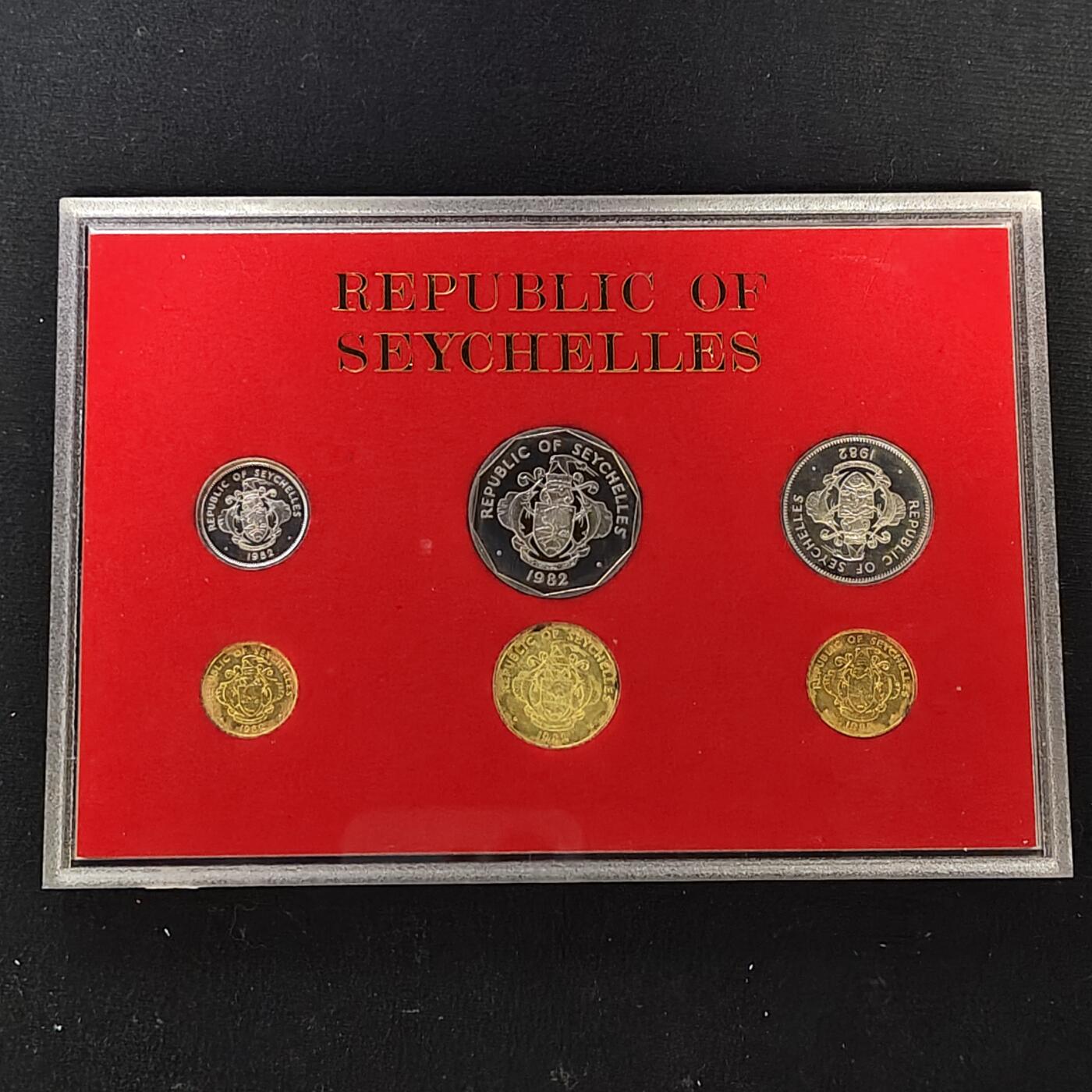 【全场包邮】纯粹捡漏拍479场（免费代拍第16场） 【少见】塞舌尔1982年皇家厂经典信封装官方精制套币-量5000