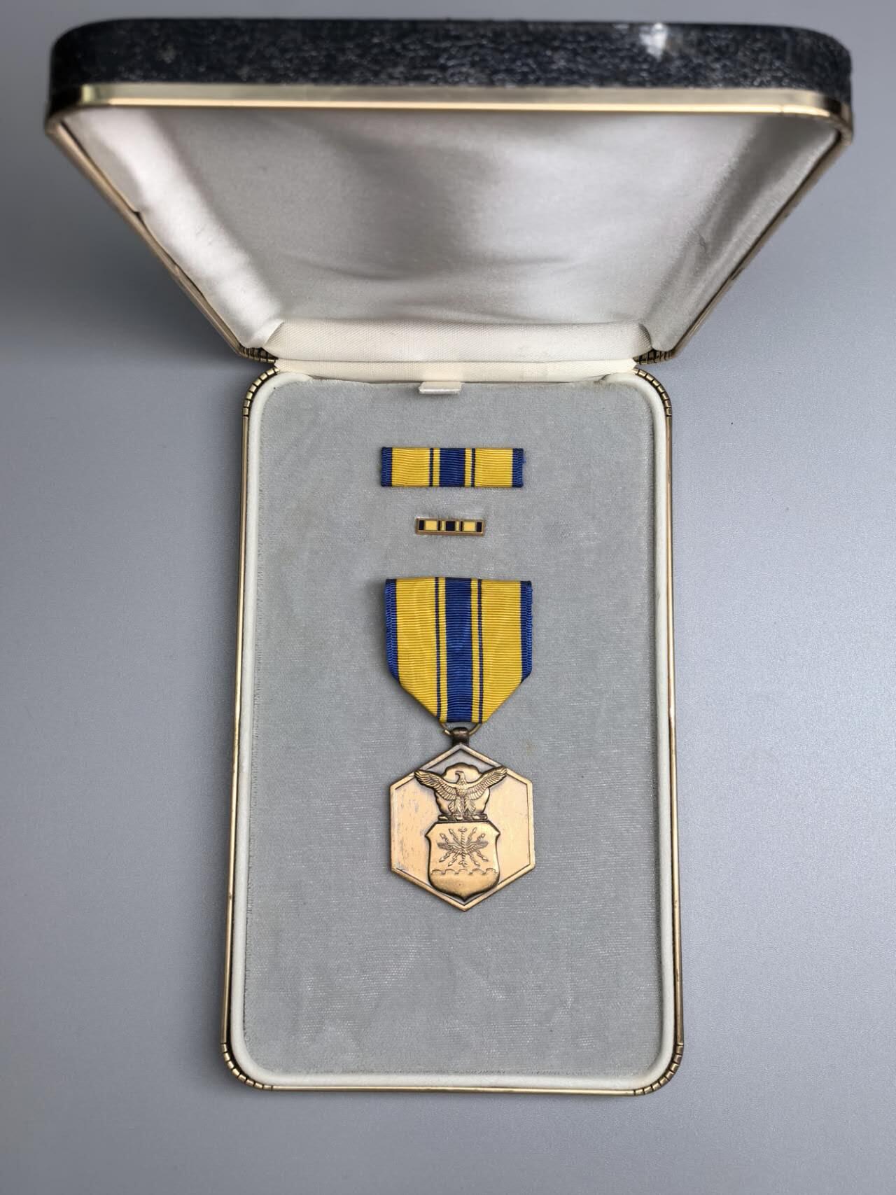 小驴勋章奖章收藏11月22日周六晚六点拍卖（珍爱和平，收藏战争，铭记历史，勿忘国耻，忠党爱国。有偿代拍，送拍规则在简介最后，参拍须阅读规则后再参拍，关系到运费包装发货时效真假辨别等关键信息，拍卖时不再发原图，看大图店主微信码在拍卖店铺介绍里）