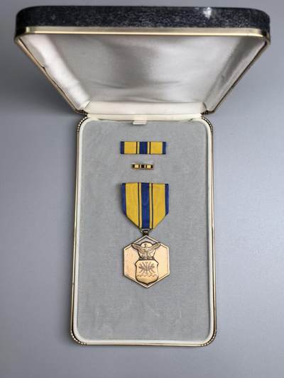 小驴勋章奖章收藏11月22日周六晚六点拍卖（珍爱和平，收藏战争，铭记历史，勿忘国耻，忠党爱国。有偿代拍，送拍规则在简介最后，参拍须阅读规则后再参拍，关系到运费包装发货时效真假辨别等关键信息，拍卖时不再发原图，看大图店主微信码在拍卖店铺介绍里） - 美国空军嘉奖奖章，带盒带略带珐琅略，背打GI标