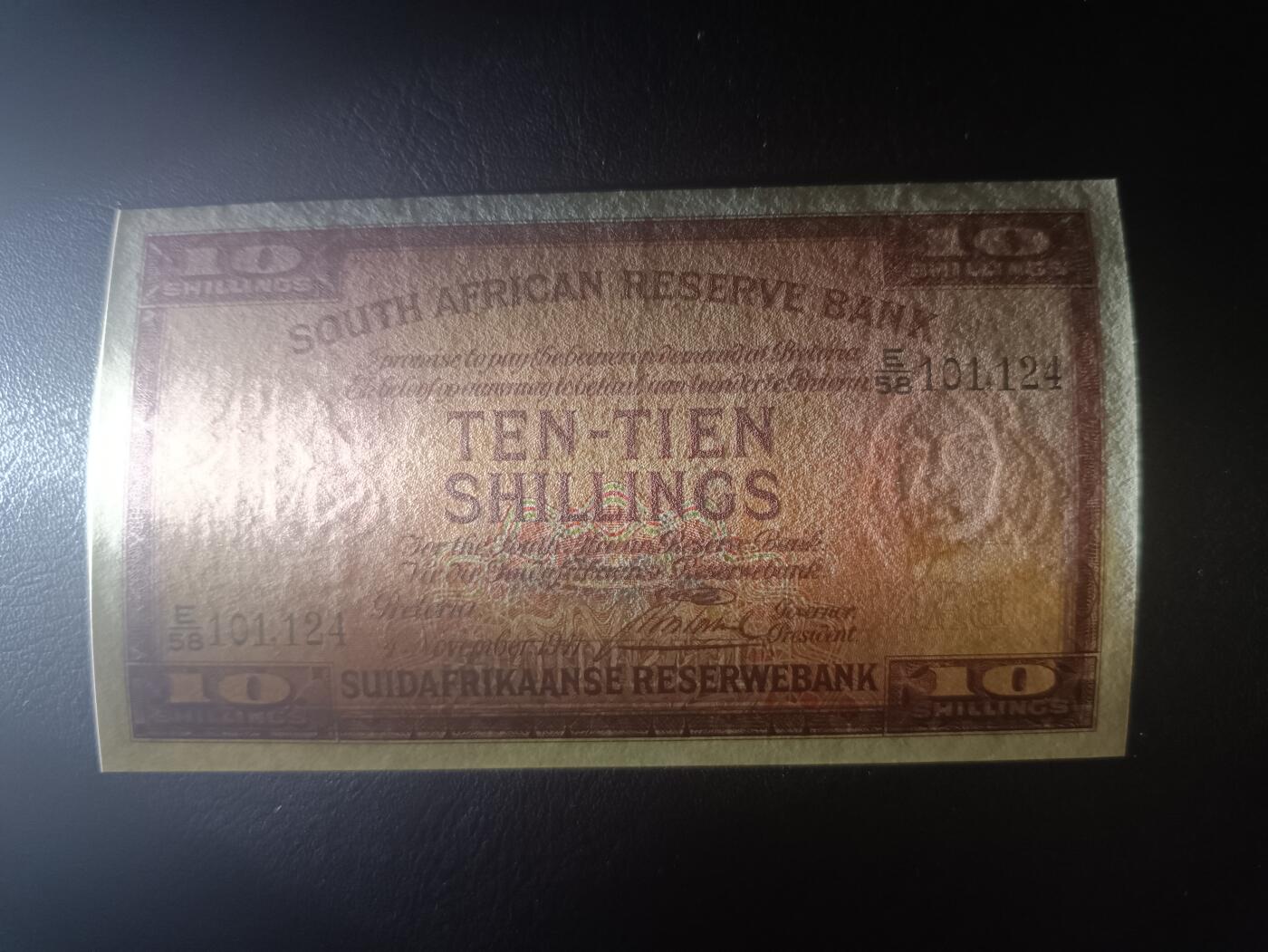 2025十一月第五期，总第203期 南非1941年10先令AUNC英文在前版本，少见南非镑辅币券品种