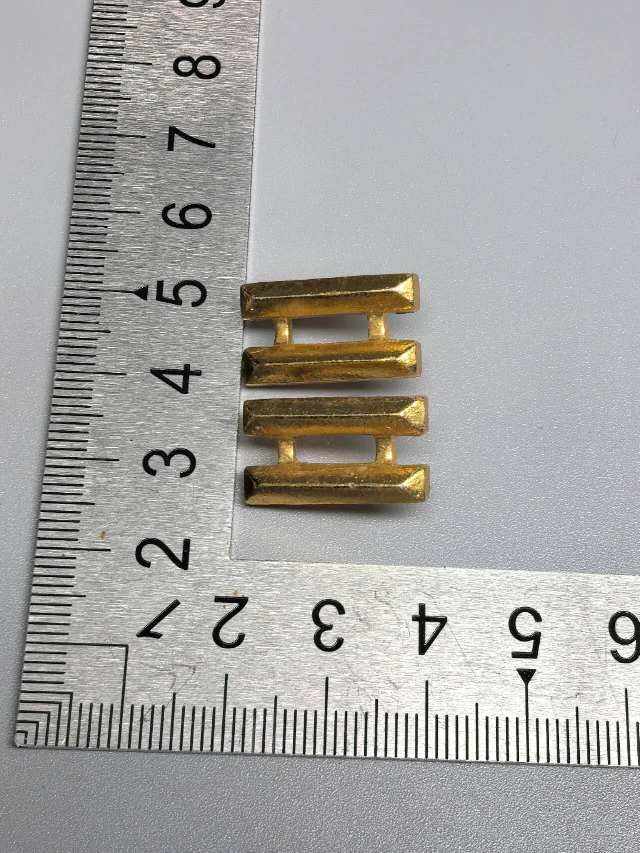 小驴勋章奖章收藏11月22日周六晚六点拍卖（珍爱和平，收藏战争，铭记历史，勿忘国耻，忠党爱国。有偿代拍，送拍规则在简介最后，参拍须阅读规则后再参拍，关系到运费包装发货时效真假辨别等关键信息，拍卖时不再发原图，看大图店主微信码在拍卖店铺介绍里） 民国领章肩章，小尺寸铝制两杠（中尉）