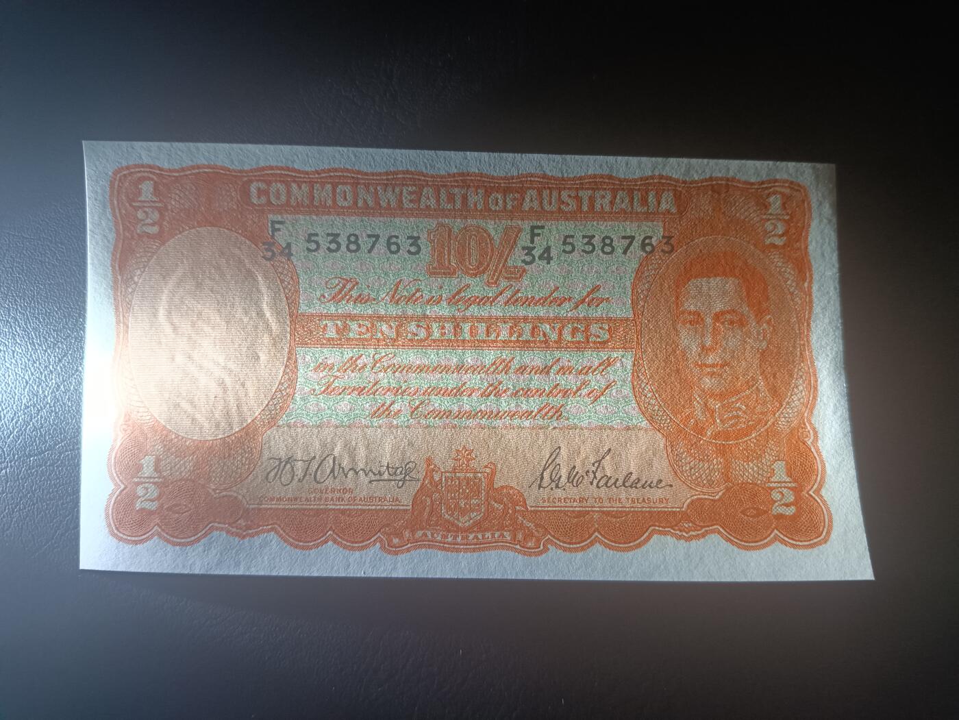 2025十一月第五期，总第203期 澳大利亚1942年10先令AUNC，乔治六世国王和工匠浮雕，较少见二战时期签名