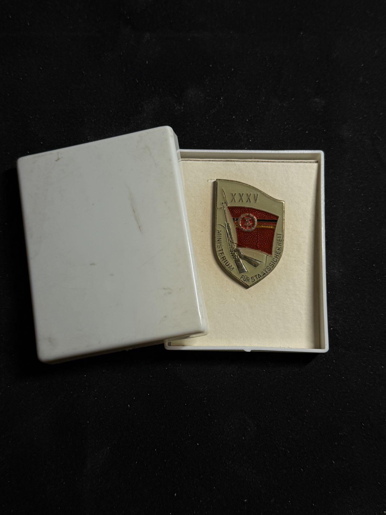 戎马世界章牌大赏第108期 东德证章，滴胶有损