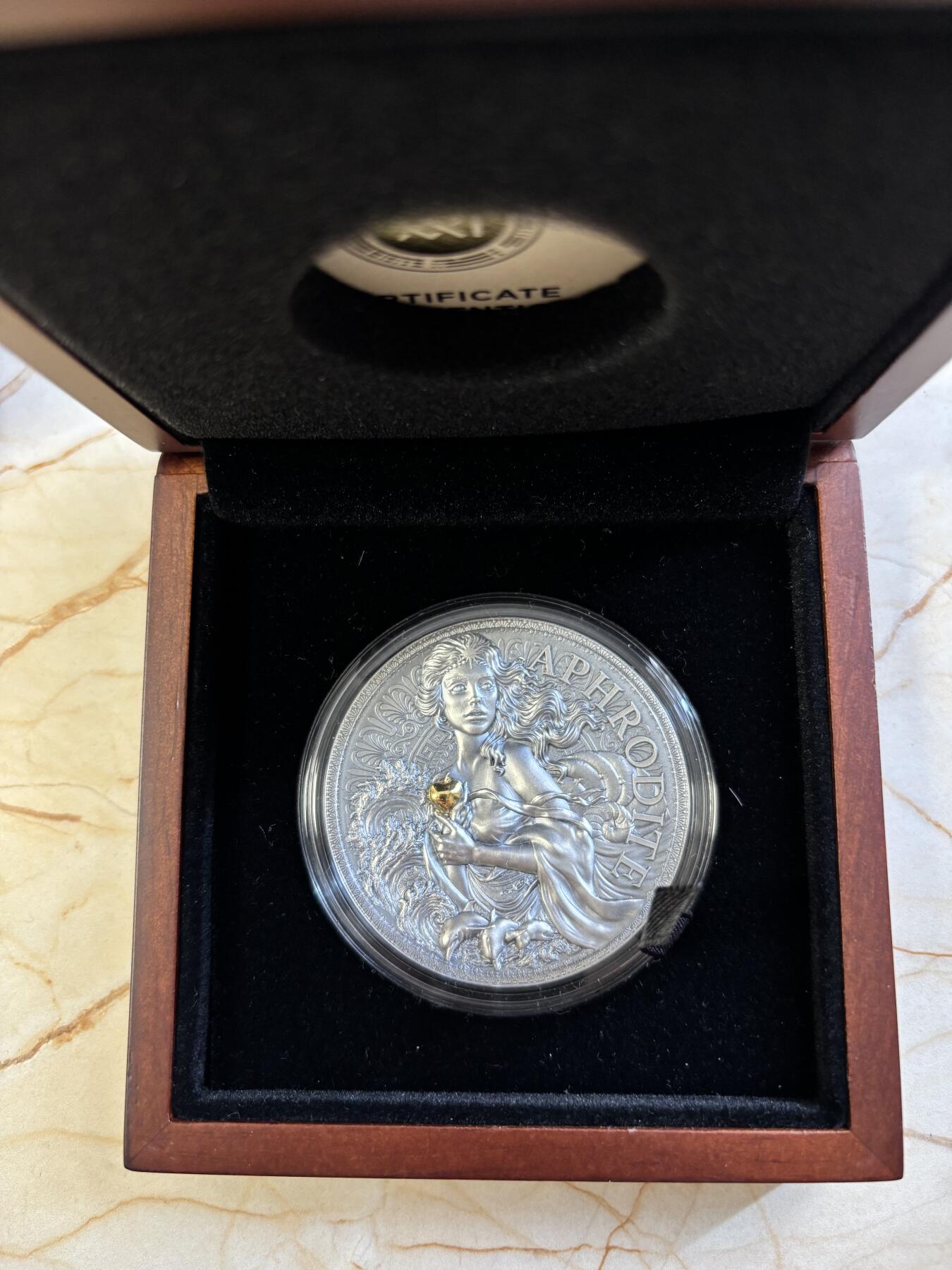 第182期拍卖 喀麦隆2022年希腊神话爱神阿芙罗狄蒂2盎司纪念银币，999银，发行量500枚，