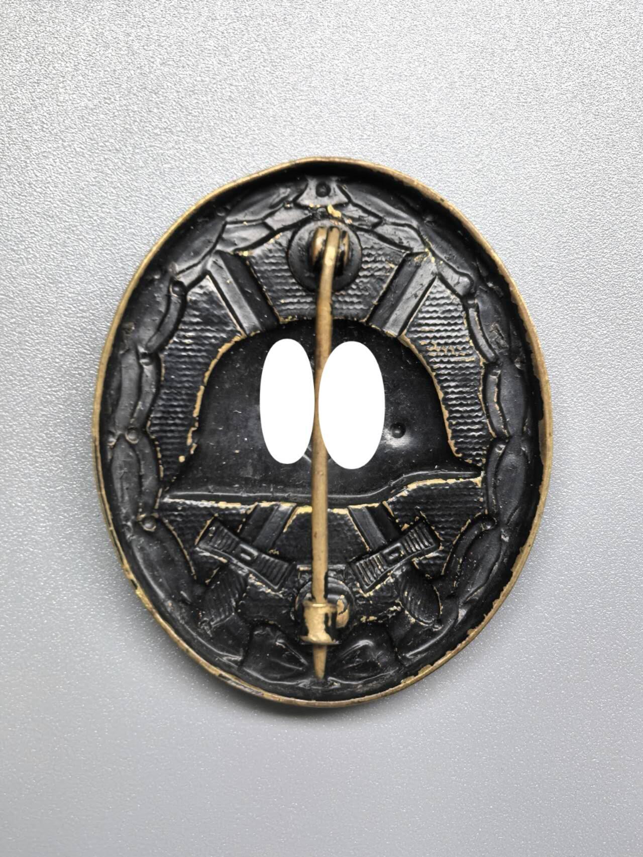 小驴勋章奖章收藏11月22日周六晚六点拍卖（珍爱和平，收藏战争，铭记历史，勿忘国耻，忠党爱国。有偿代拍，送拍规则在简介最后，参拍须阅读规则后再参拍，关系到运费包装发货时效真假辨别等关键信息，拍卖时不再发原图，看大图店主微信码在拍卖店铺介绍里） 得3黑色战伤奖章，铜质黑漆，别扣组合下面同时有圆形垫片这种我确实没见过，推测为老修