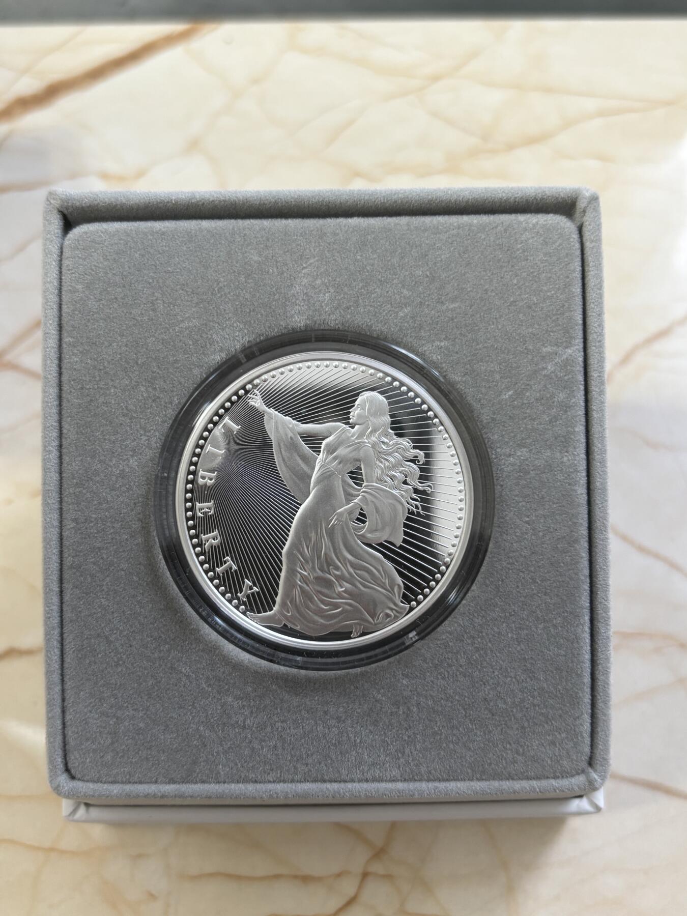 第182期拍卖 美国2022年加密货币女神神兽1盎司精制纪念银币，999银，发行1000枚， 有小白点