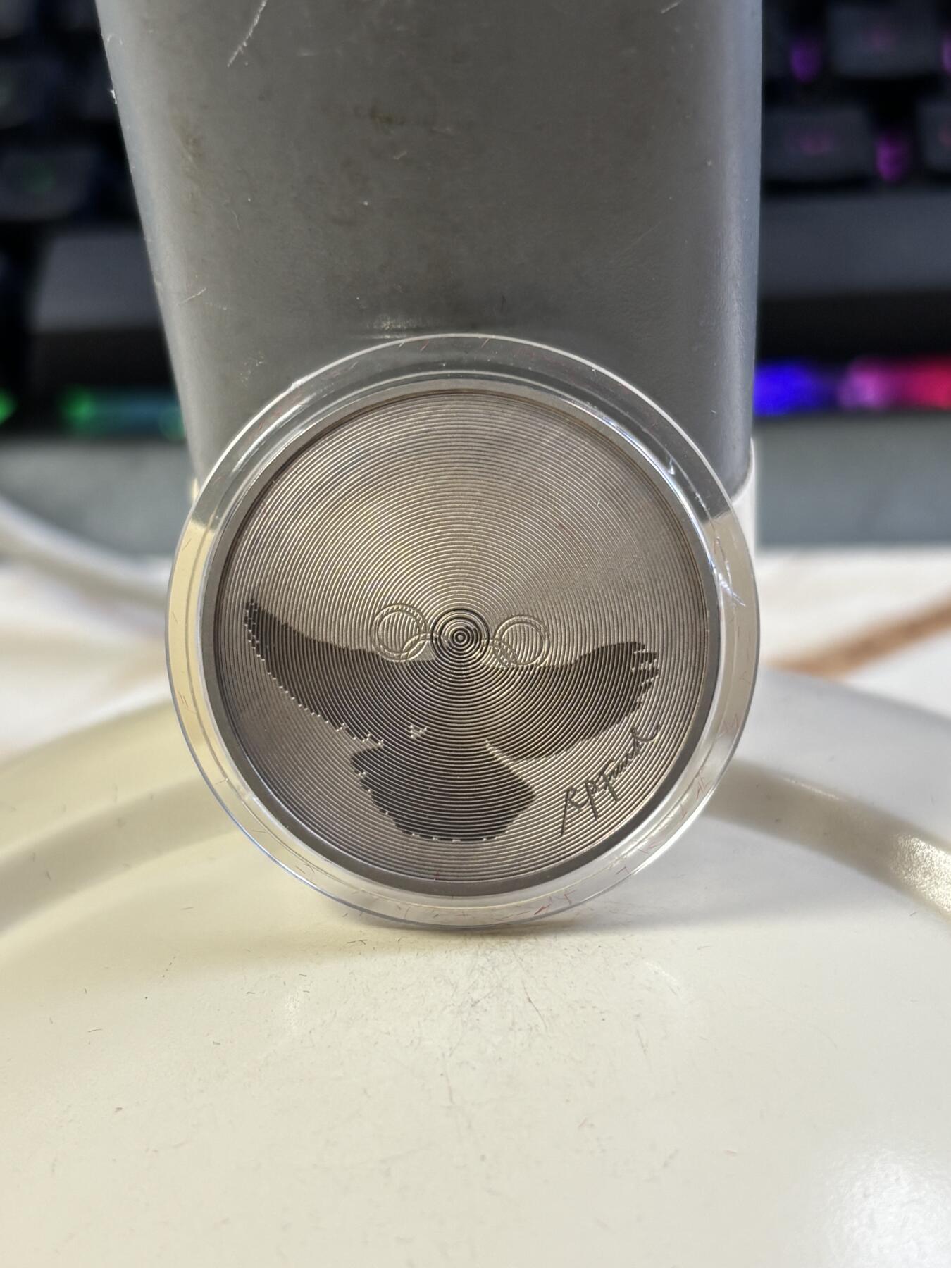 第182期拍卖 获奖瑞士1988年汉城奥运和平鸽和五环铜镍精制版本纪念币带盒，获克劳斯1990年度最佳艺术币大奖，