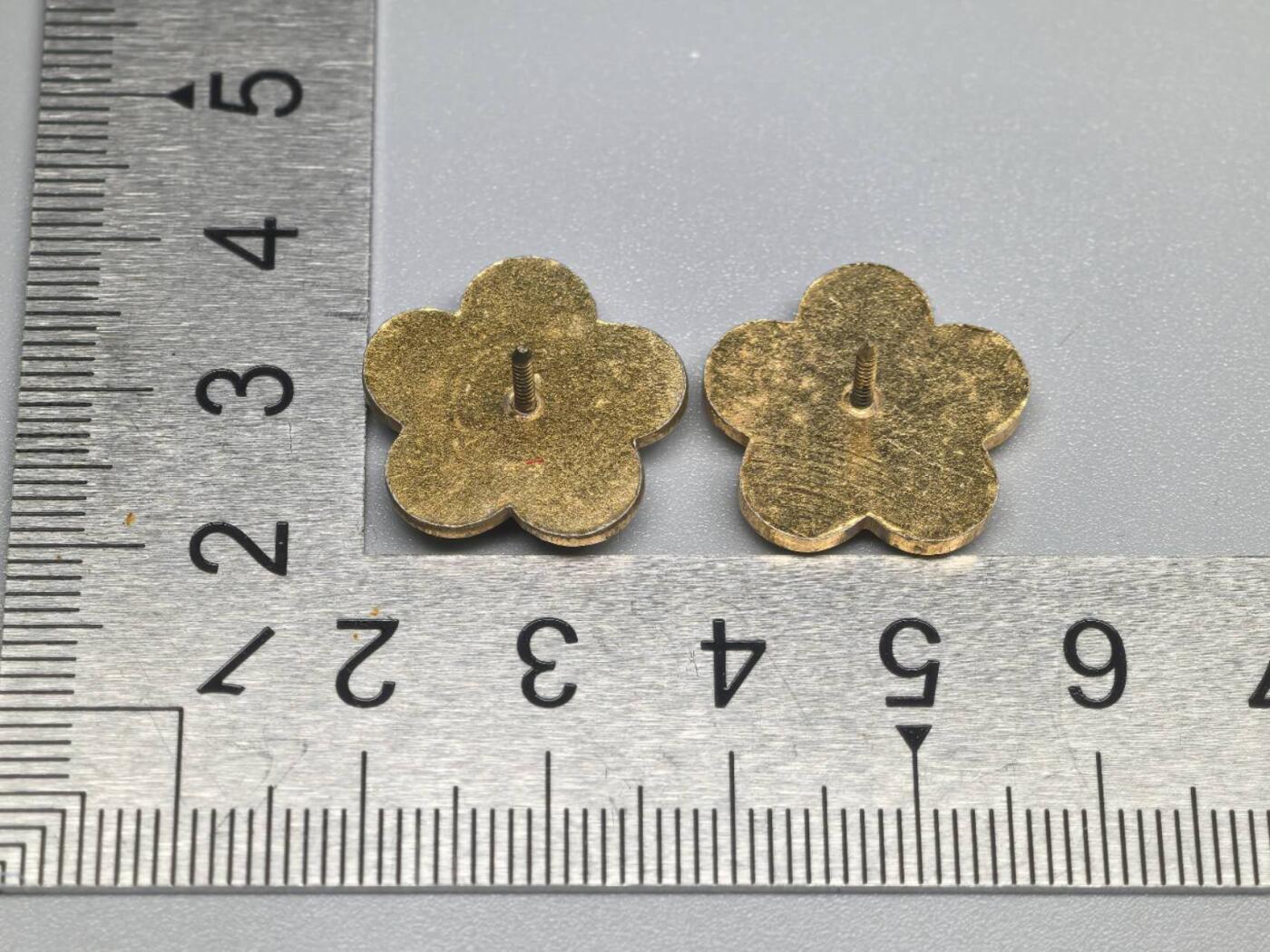 小驴勋章奖章收藏11月22日周六晚六点拍卖（珍爱和平，收藏战争，铭记历史，勿忘国耻，忠党爱国。有偿代拍，送拍规则在简介最后，参拍须阅读规则后再参拍，关系到运费包装发货时效真假辨别等关键信息，拍卖时不再发原图，看大图店主微信码在拍卖店铺介绍里） 民国领章肩章 铝制梅花 少校