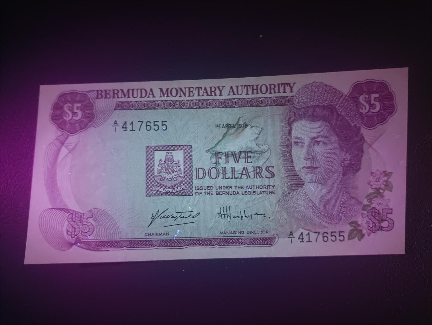 2025十一月第五期，总第203期 百慕大1978年5元AUNC首冠A/1，后期“百慕大金管局”抬头版本，珍珠冠女王和杜克港造船厂的灯塔